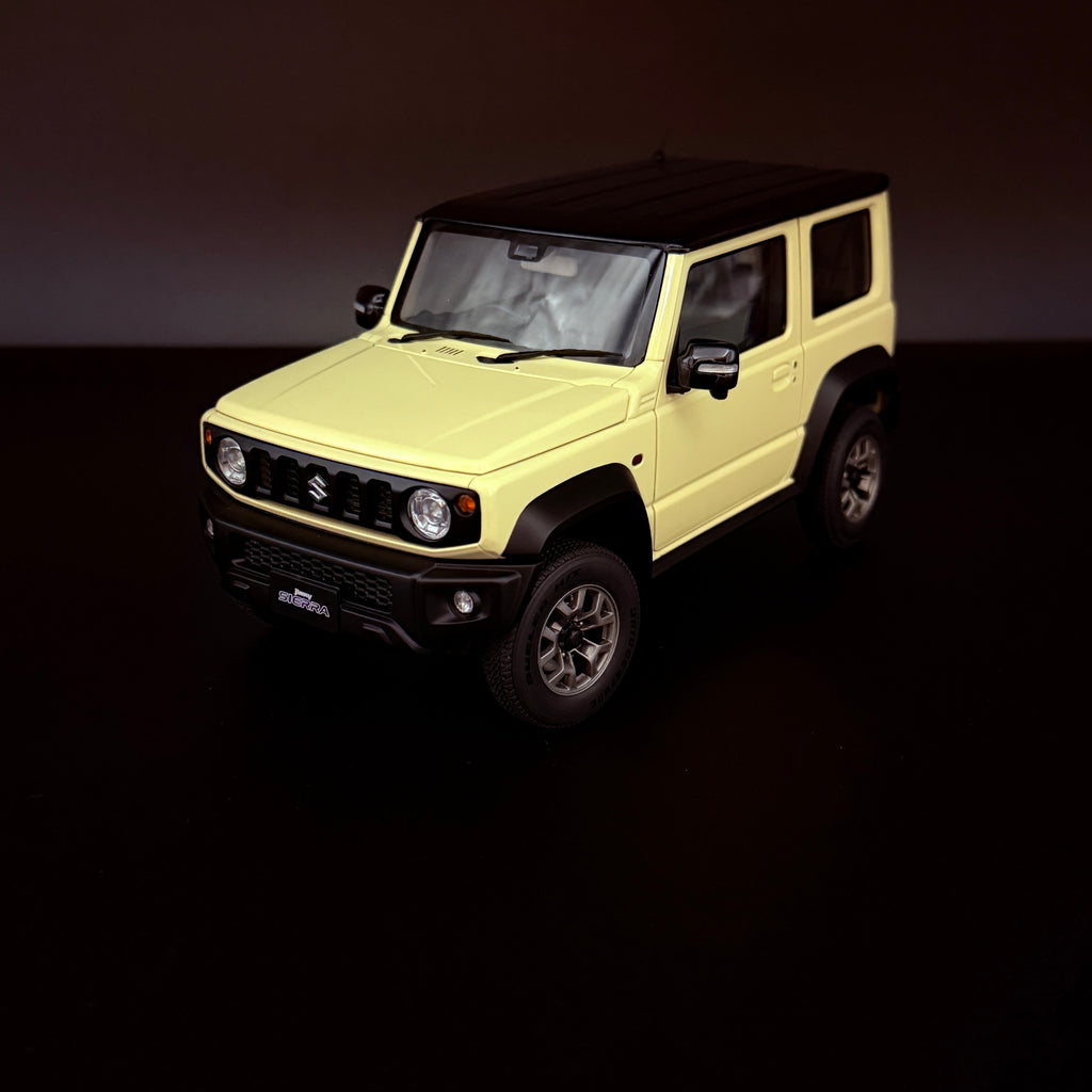 Suzuki Jimny Sierra JB74 – Chiffon Ivory Metallic / Black Roof im Maßstab 1:18 von AUTOart