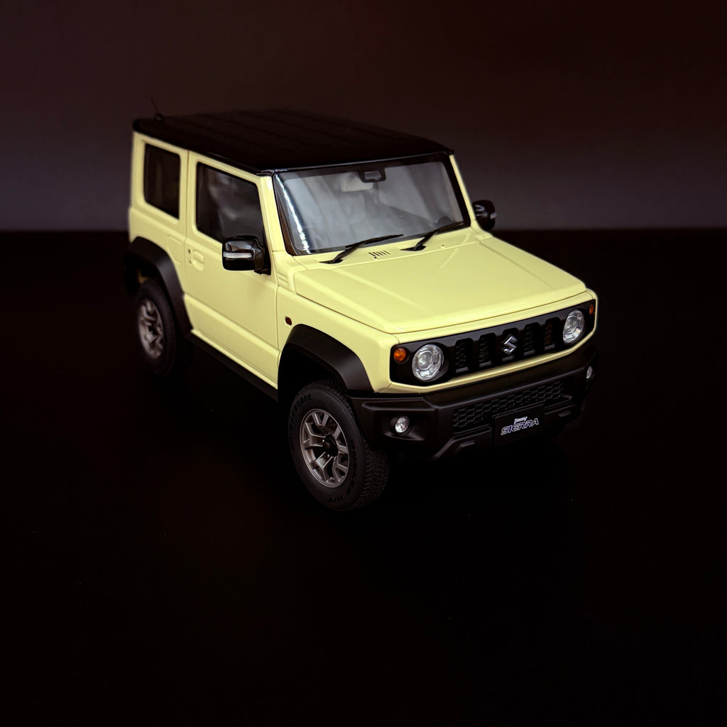 Suzuki Jimny Sierra JB74 – Chiffon Ivory Metallic / Black Roof im Maßstab 1:18 von AUTOart