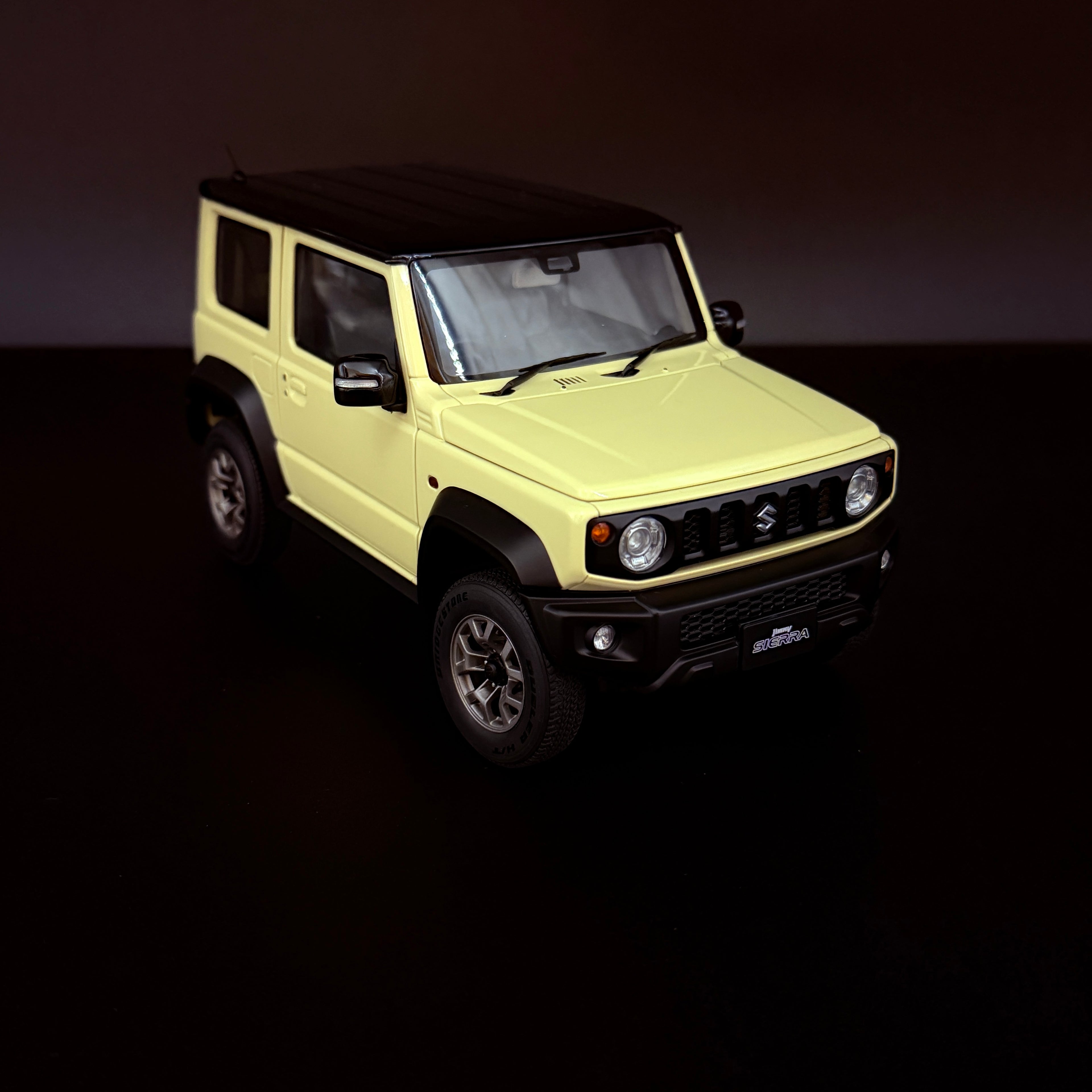 Suzuki Jimny Sierra JB74 – Chiffon Ivory Metallic / Black Roof im Maßstab 1:18 von AUTOart