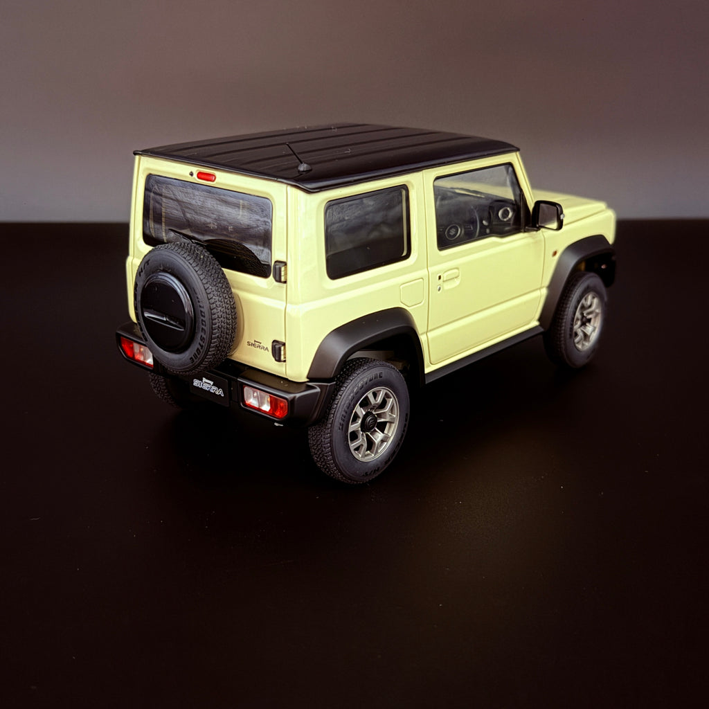 Suzuki Jimny Sierra JB74 – Chiffon Ivory Metallic / Black Roof im Maßstab 1:18 von AUTOart