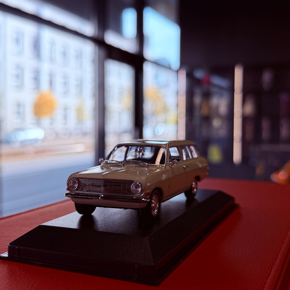 Opel Rekord A Caravan 1962 béžový 1:43 od Maxichamps