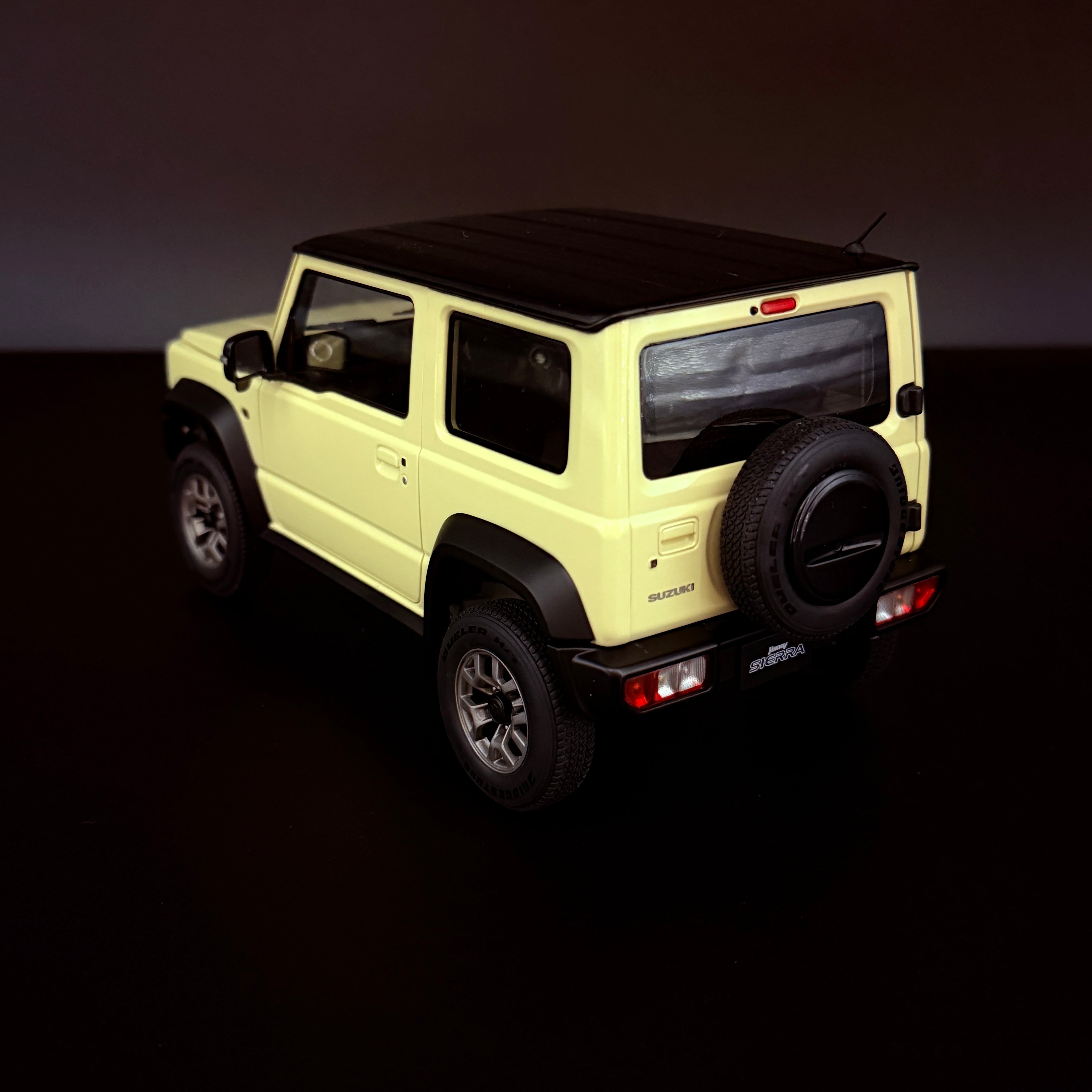 Suzuki Jimny Sierra JB74 – Chiffon Ivory Metallic / Black Roof im Maßstab 1:18 von AUTOart