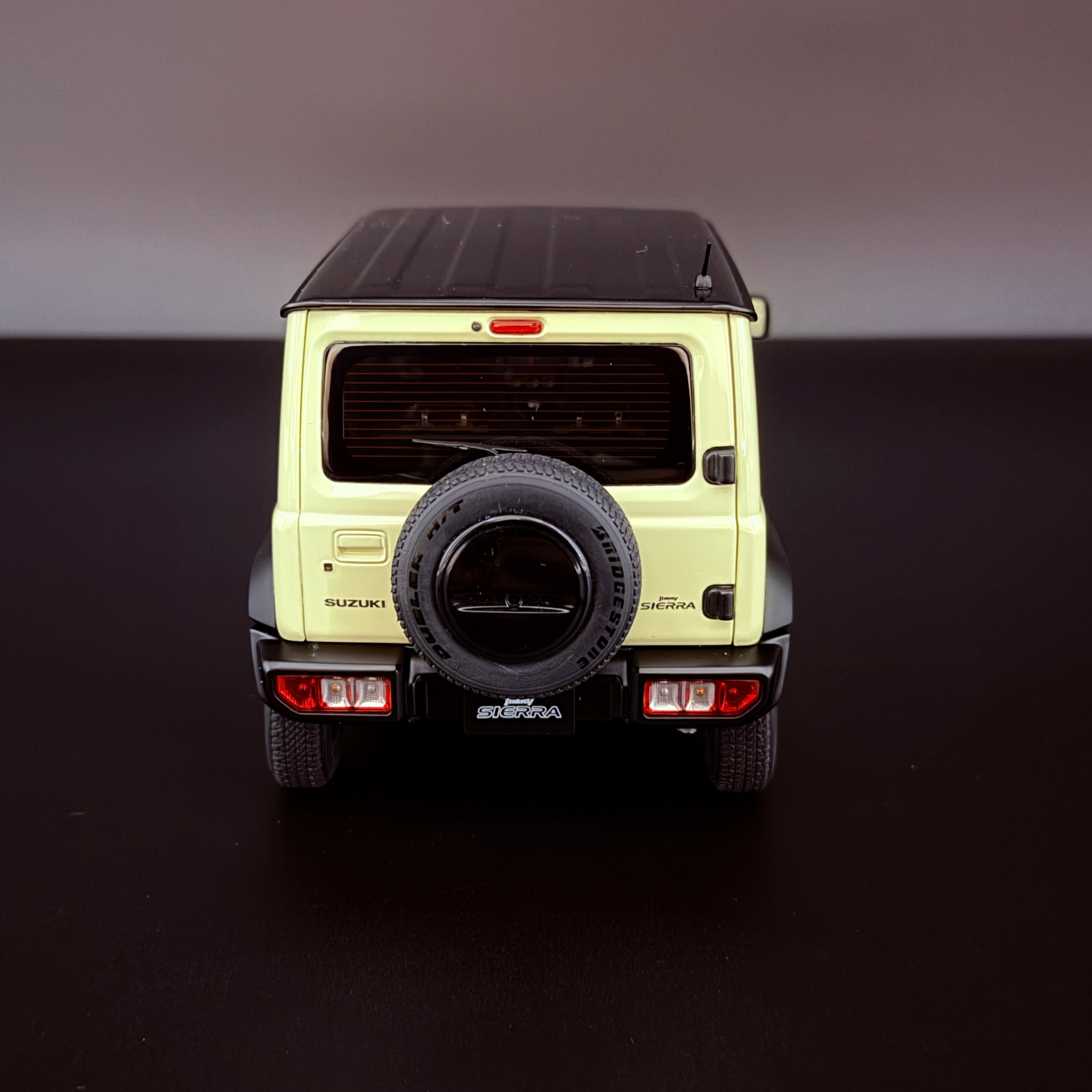 Suzuki Jimny Sierra JB74 – Chiffon Ivory Metallic / Black Roof im Maßstab 1:18 von AUTOart