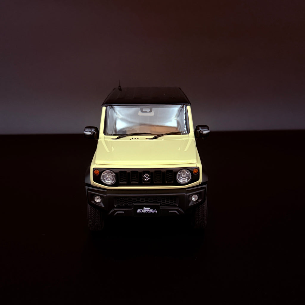 Suzuki Jimny Sierra JB74 – Chiffon Ivory Metallic / Black Roof im Maßstab 1:18 von AUTOart