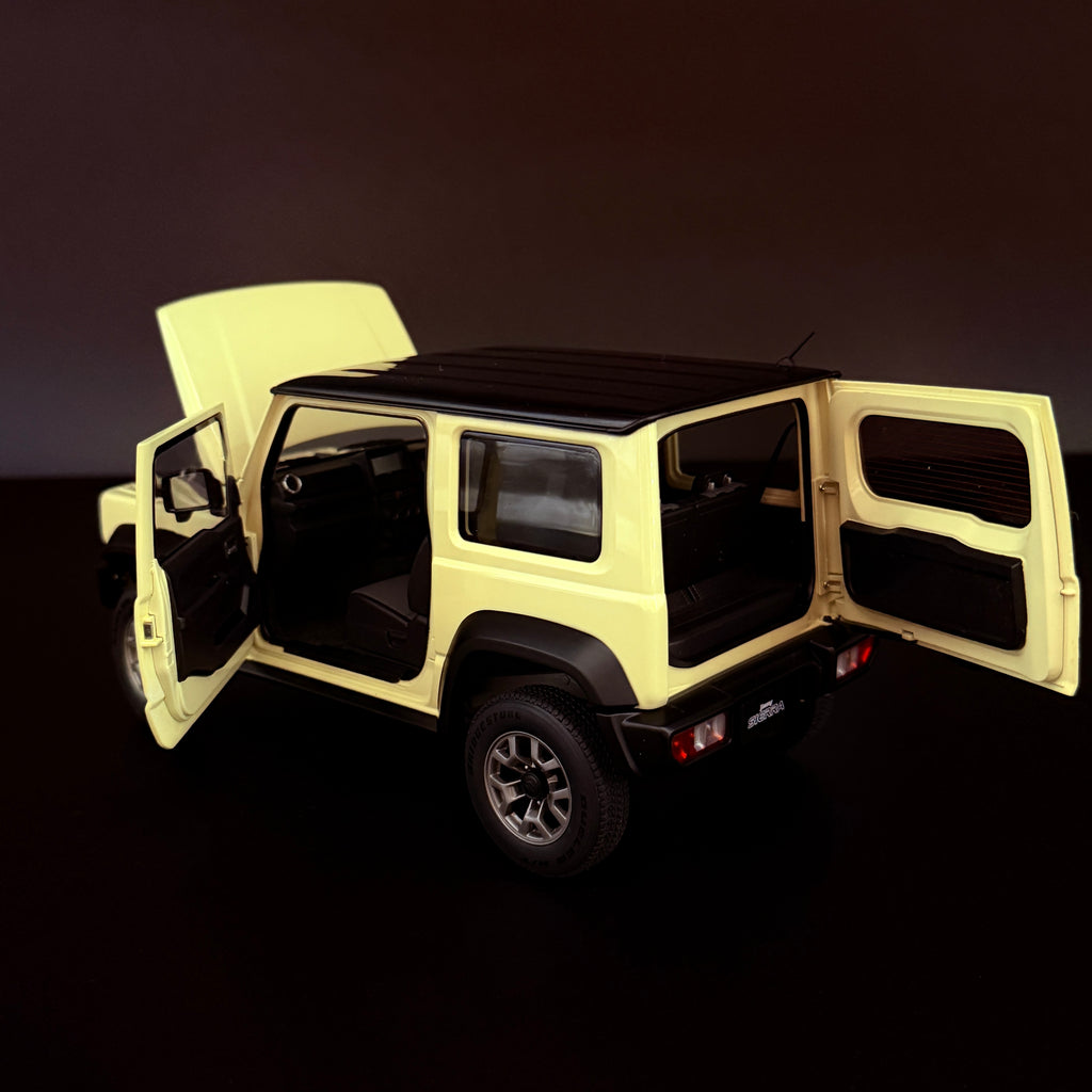 Suzuki Jimny Sierra JB74 – Chiffon Ivory Metallic / Black Roof im Maßstab 1:18 von AUTOart