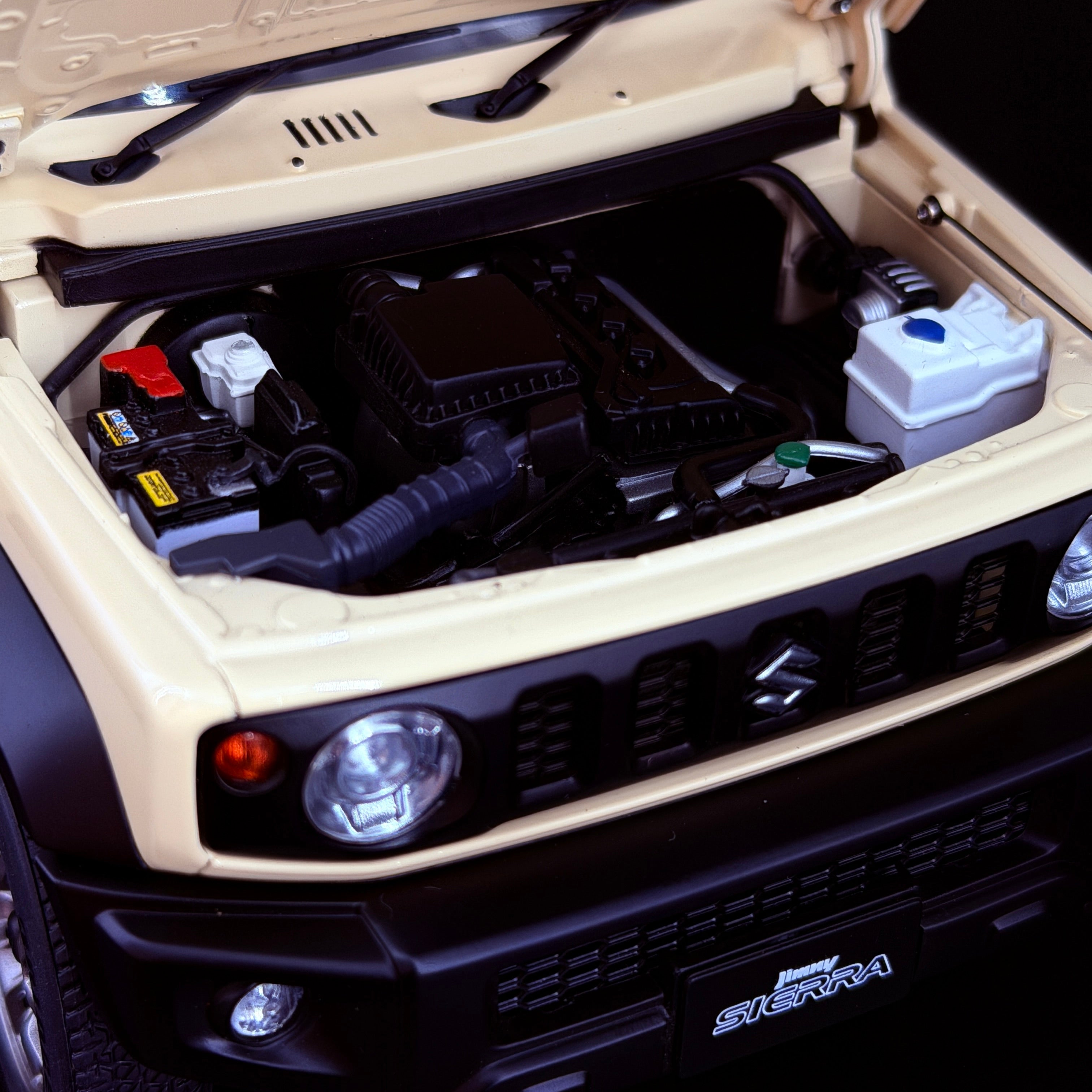 Suzuki Jimny Sierra JB74 – Chiffon Ivory Metallic / Black Roof im Maßstab 1:18 von AUTOart