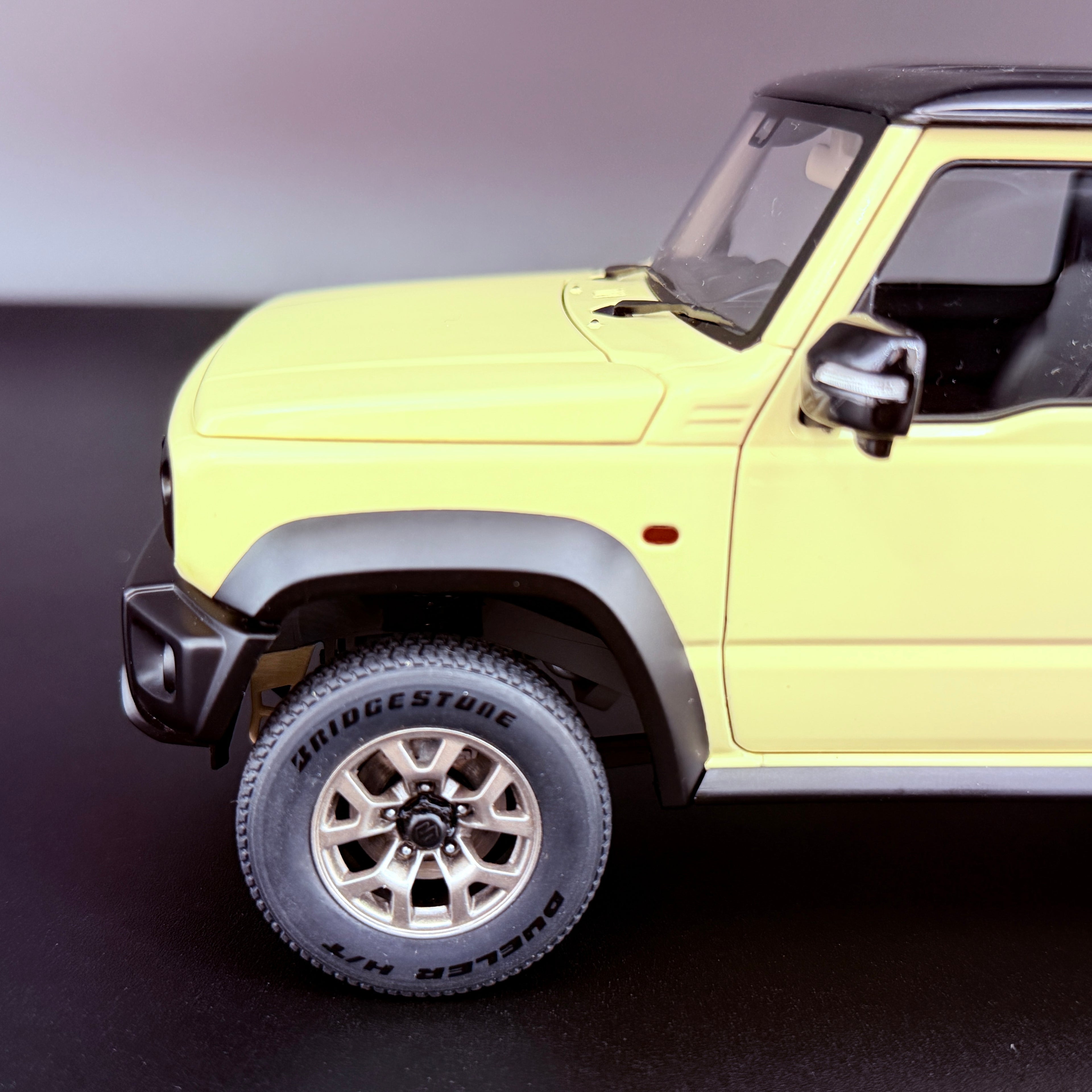 Suzuki Jimny Sierra JB74 – Chiffon Ivory Metallic / Black Roof im Maßstab 1:18 von AUTOart