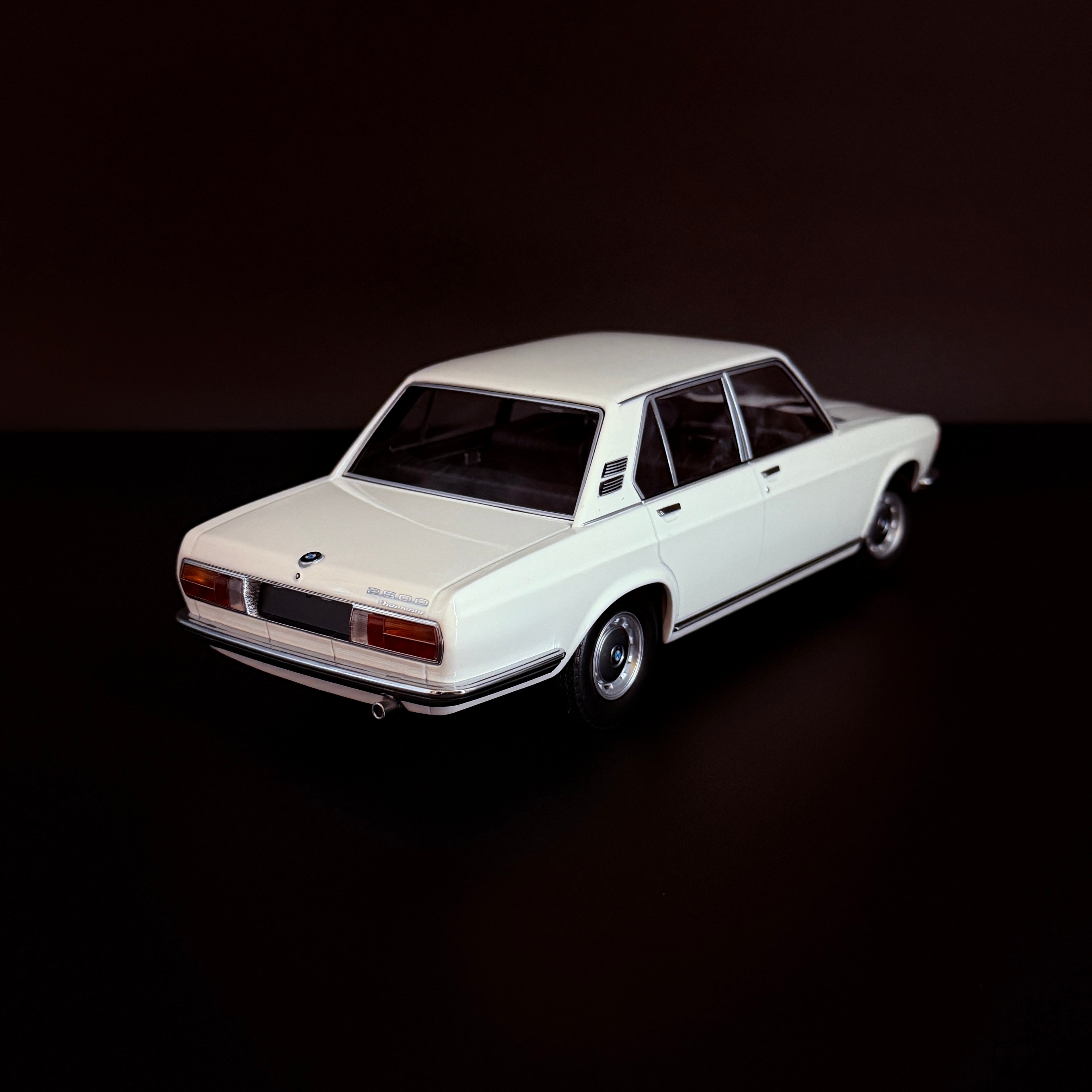 BMW 2500 Bianca 1968 Modell im Maßstab 1:18