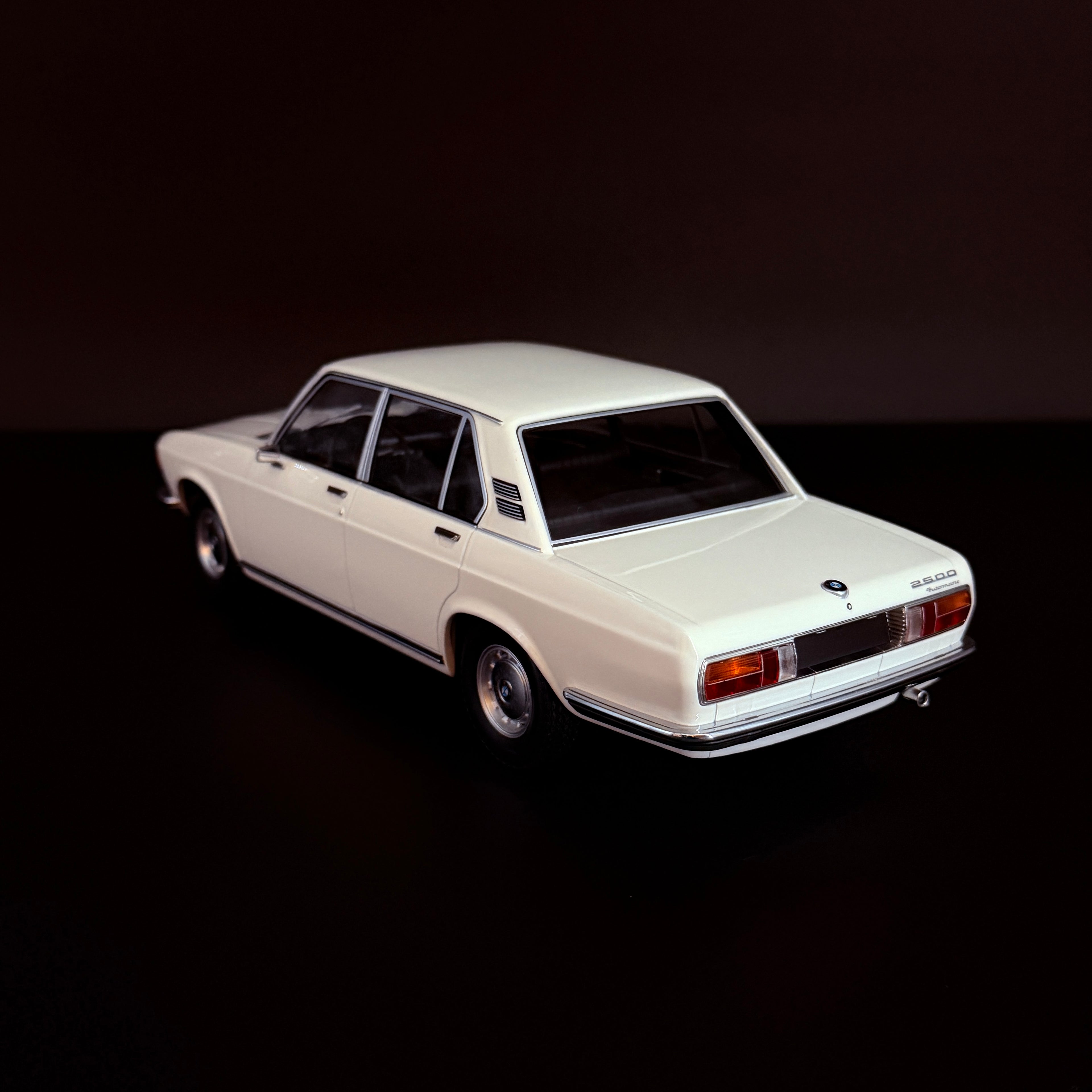 BMW 2500 Bianca 1968 Modell im Maßstab 1:18