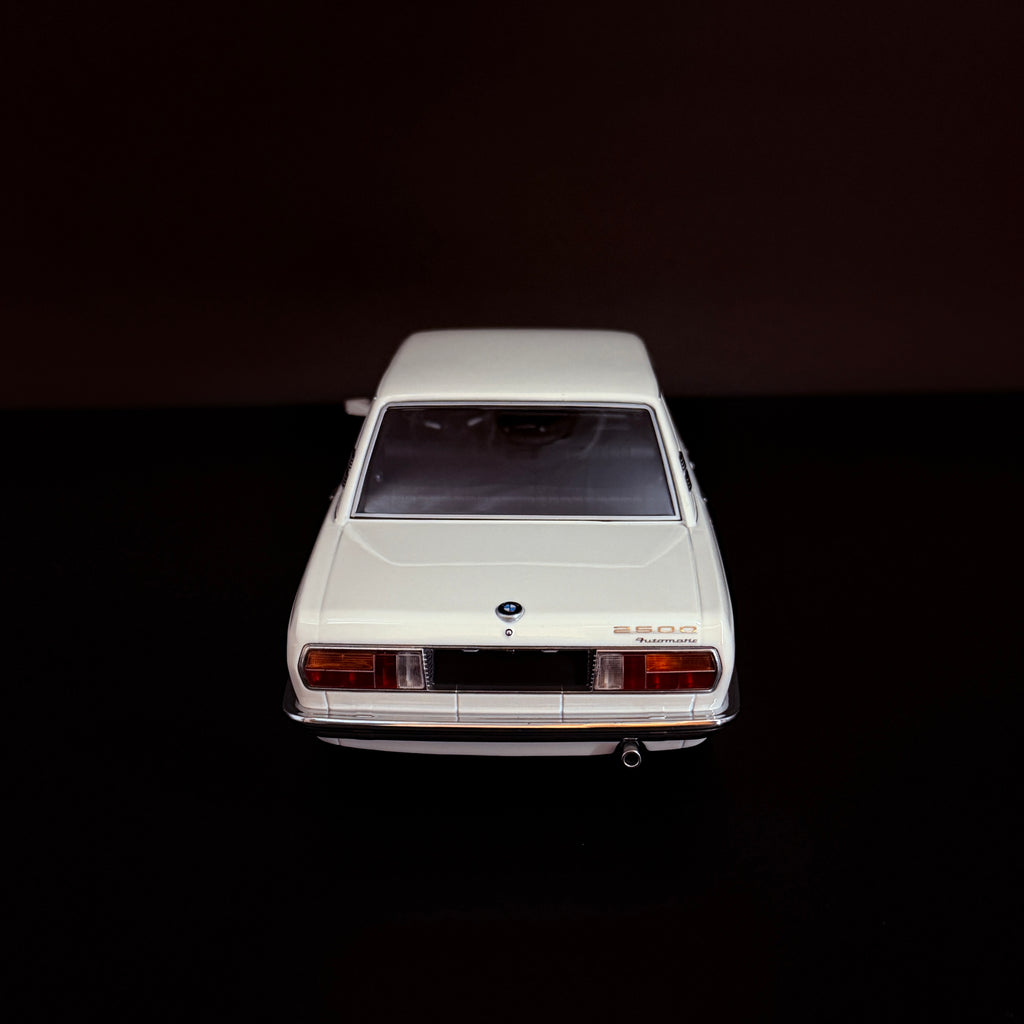 BMW 2500 Bianca 1968 Modell im Maßstab 1:18