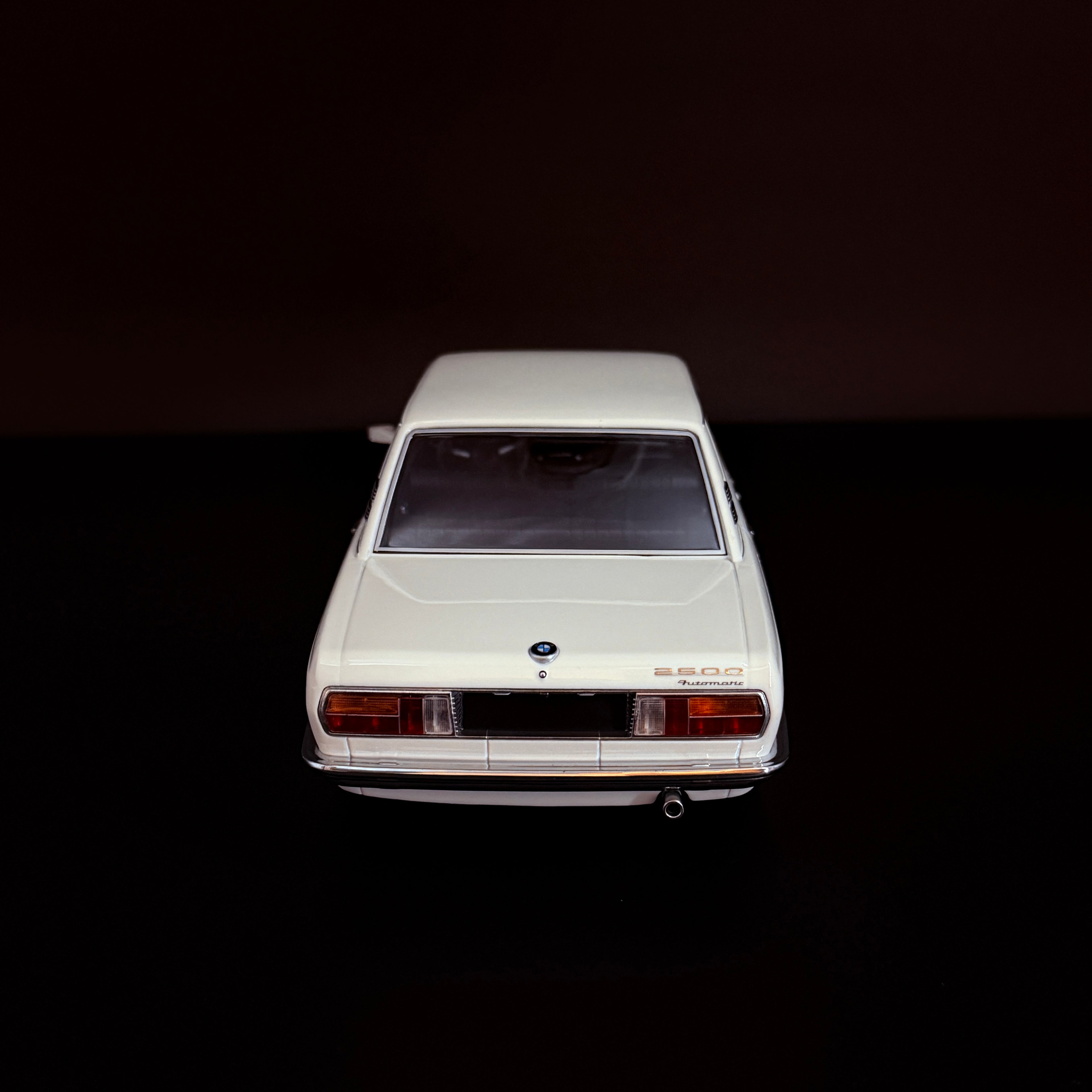 BMW 2500 Bianca 1968 Modell im Maßstab 1:18