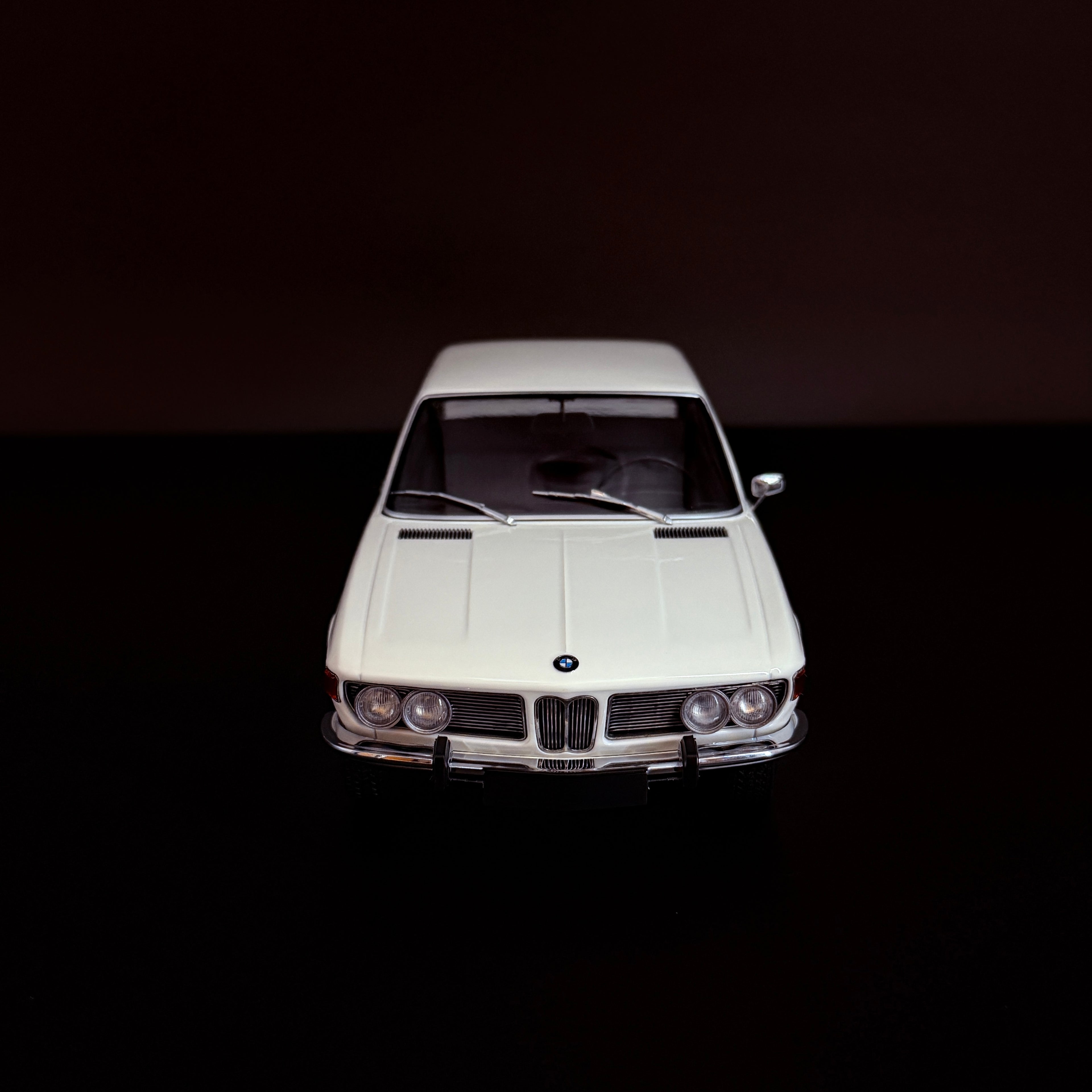 BMW 2500 Bianca 1968 Modell im Maßstab 1:18