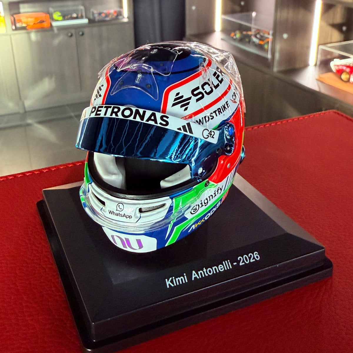 Шлем Kimi Antonelli 2026 Mercedes-AMG Petronas F1 1:5 от Spark