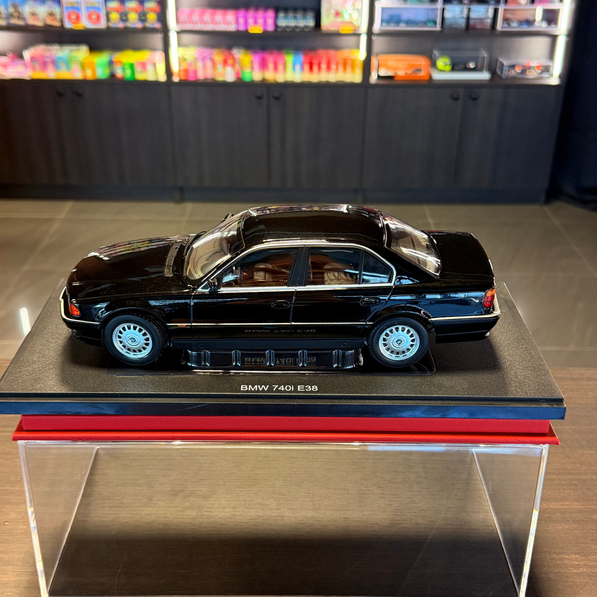 BMW 740i E38 1:18 af KK Scale