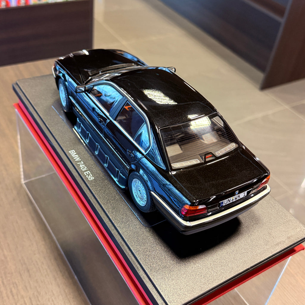 BMW 740i E38 1:18 af KK Scale