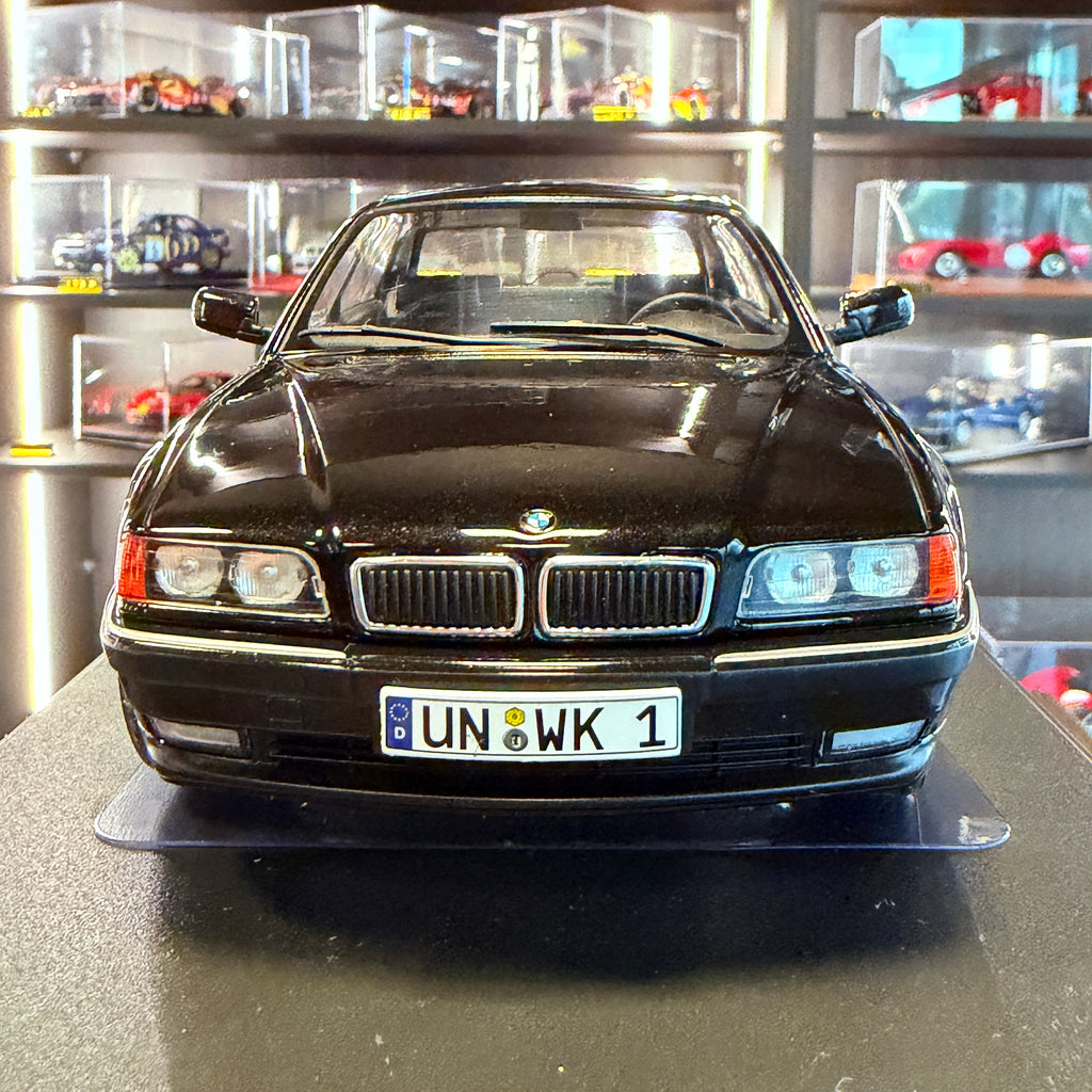 BMW 740i E38 1:18 af KK Scale