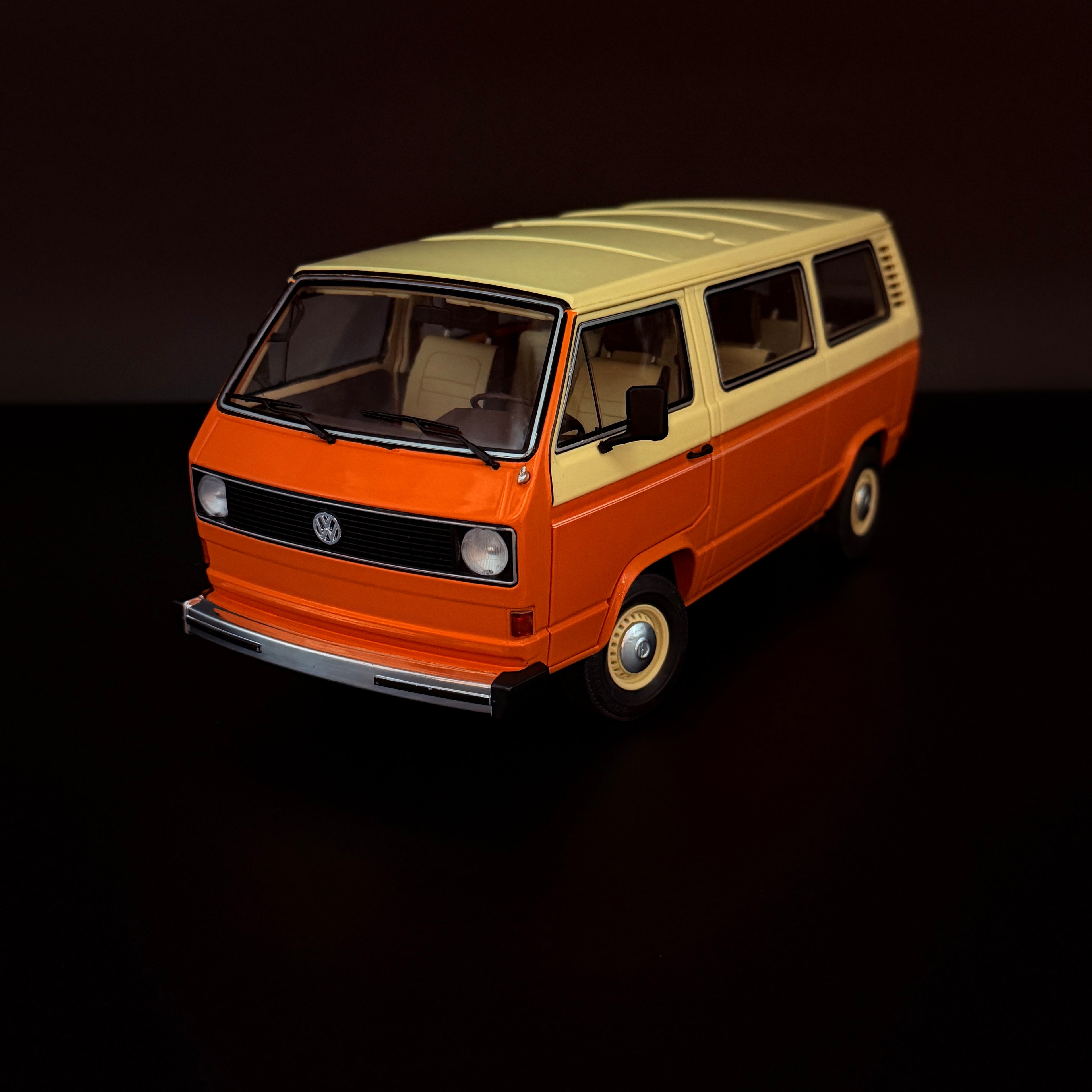 Volkswagen T3a Minibus 1978 Orange / Weiß Maßstab 1:18 Modell