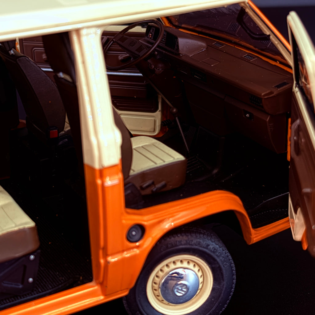 Volkswagen T3a Minibus 1978 Orange / Weiß Maßstab 1:18 Modell