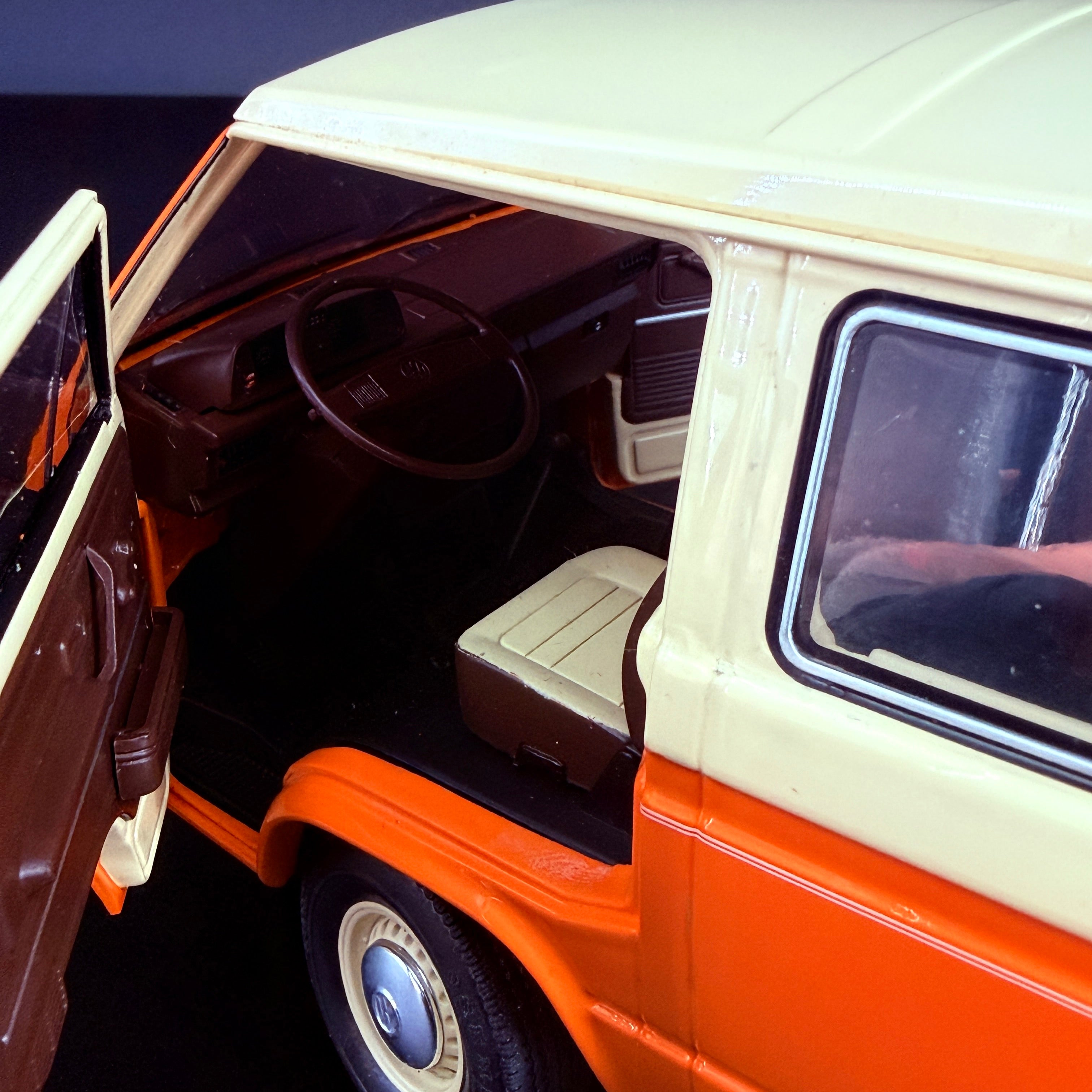 Volkswagen T3a Minibus 1978 Orange / Weiß Maßstab 1:18 Modell
