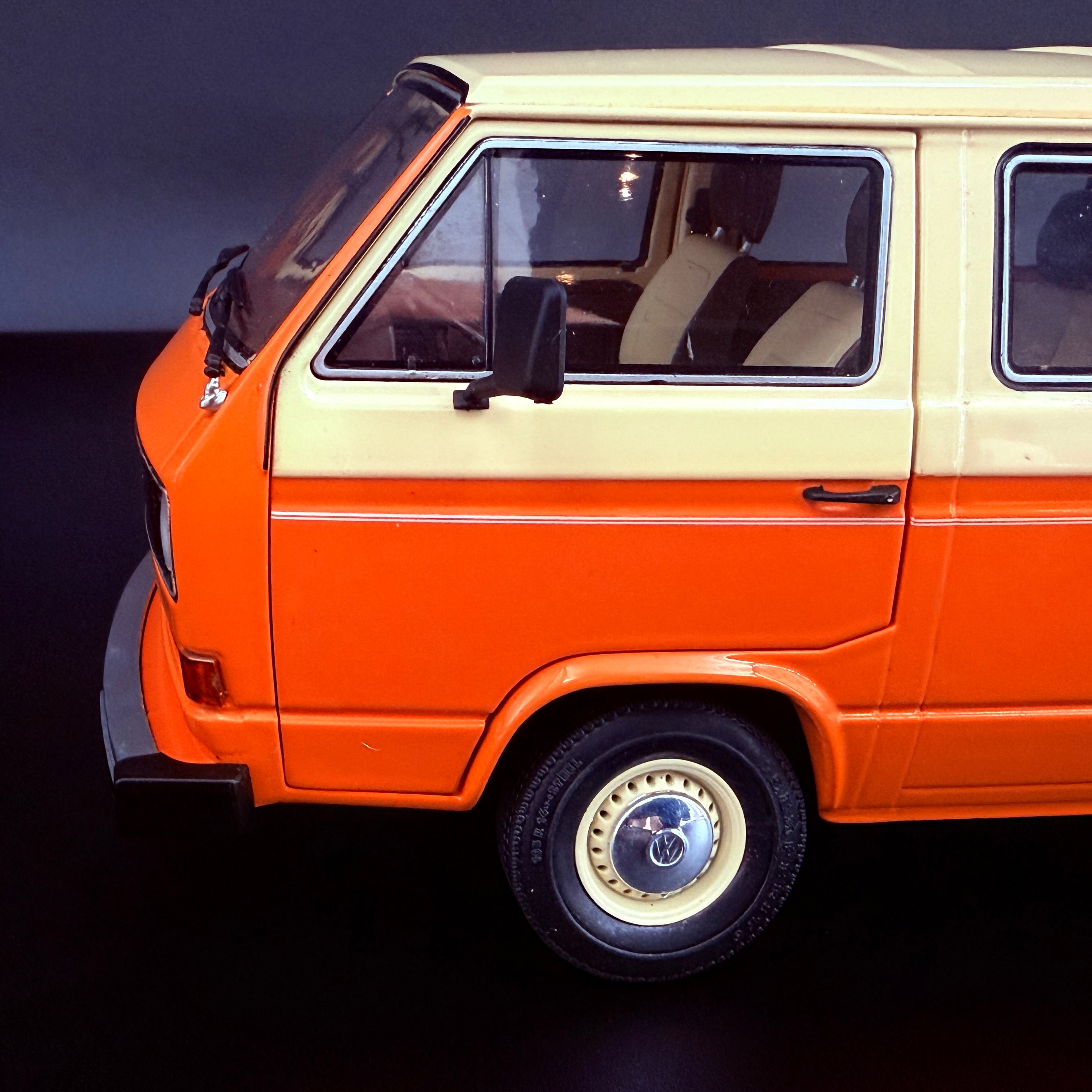 Volkswagen T3a Minibus 1978 Orange / Weiß Maßstab 1:18 Modell