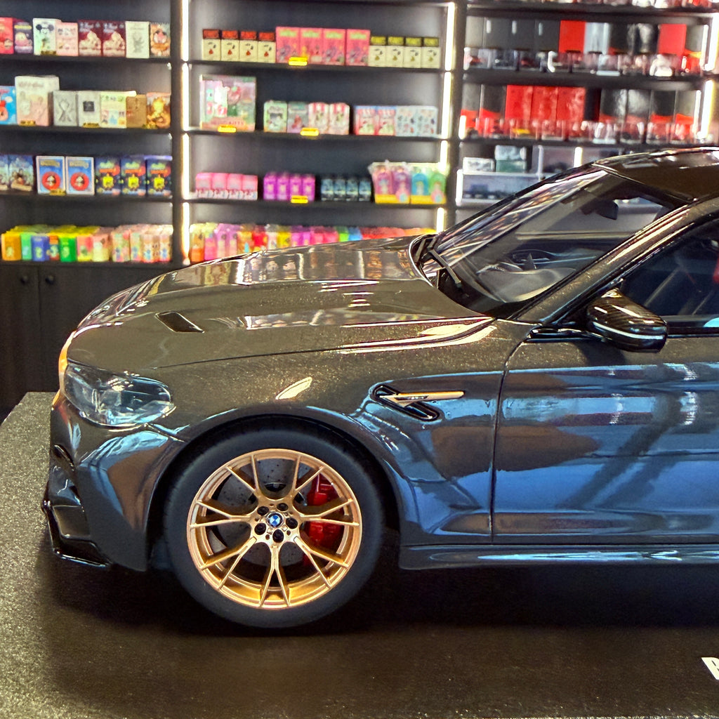 BMW M5 (F90) CS – Brands Hatch Grey Metallic 2021 1:18 by GTspirit