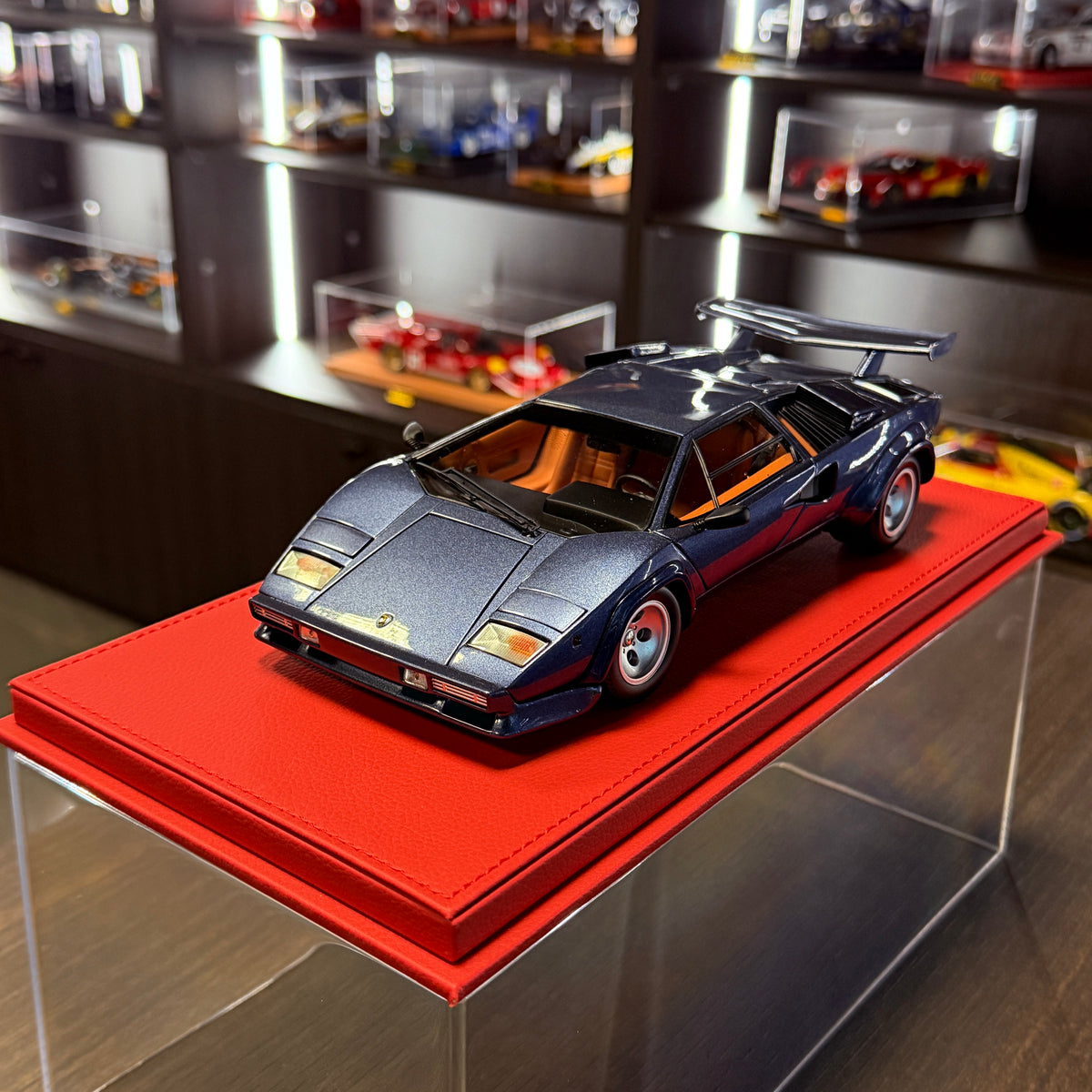 Lamborghini Countach LP5000 Quattrovalvole tummansininen 1:18 Kyosholta