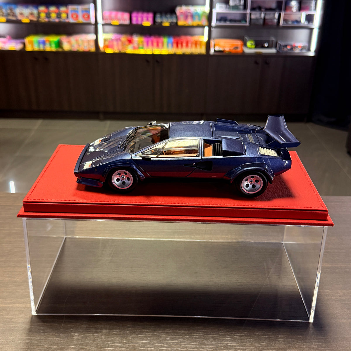 Lamborghini Countach LP5000 Quattrovalvole tummansininen 1:18 Kyosholta