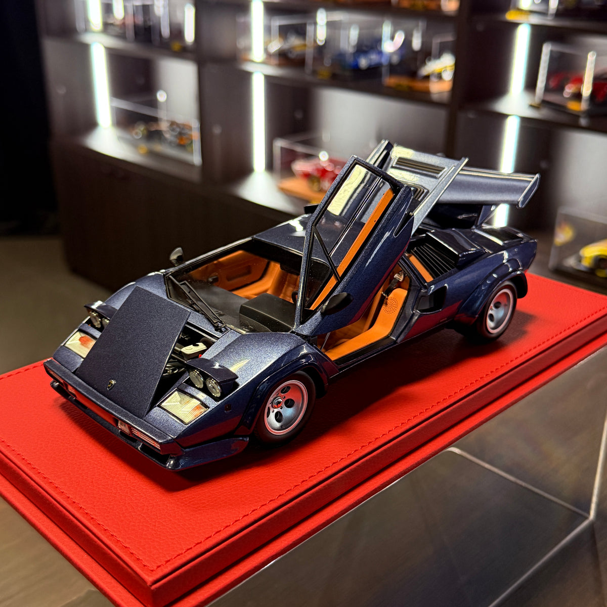 Lamborghini Countach LP5000 Quattrovalvole tummansininen 1:18 Kyosholta