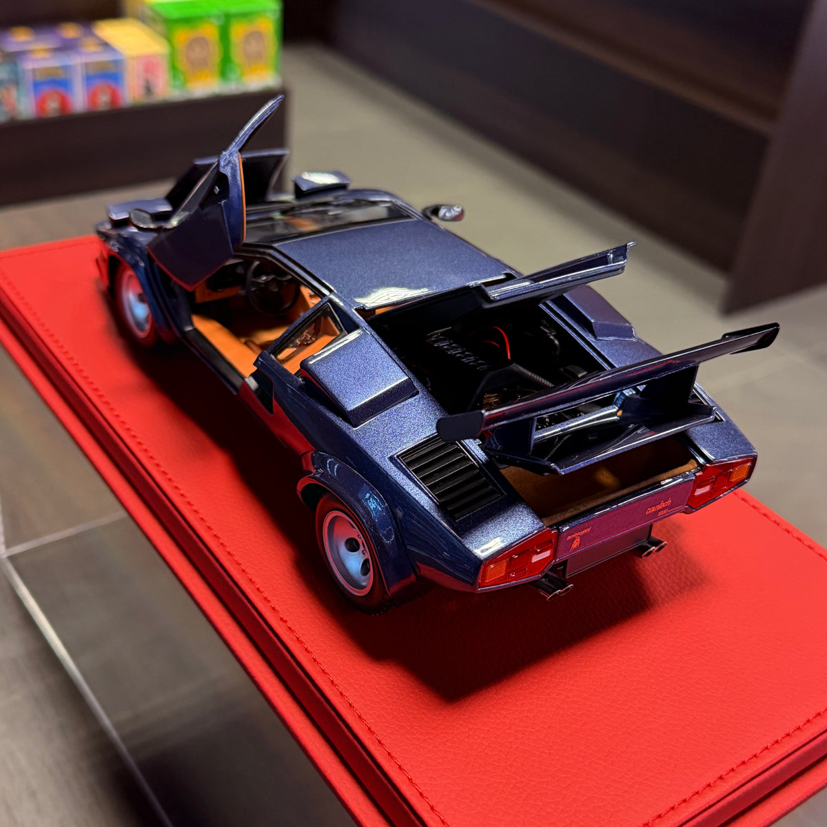 Lamborghini Countach LP5000 Quattrovalvole tummansininen 1:18 Kyosholta