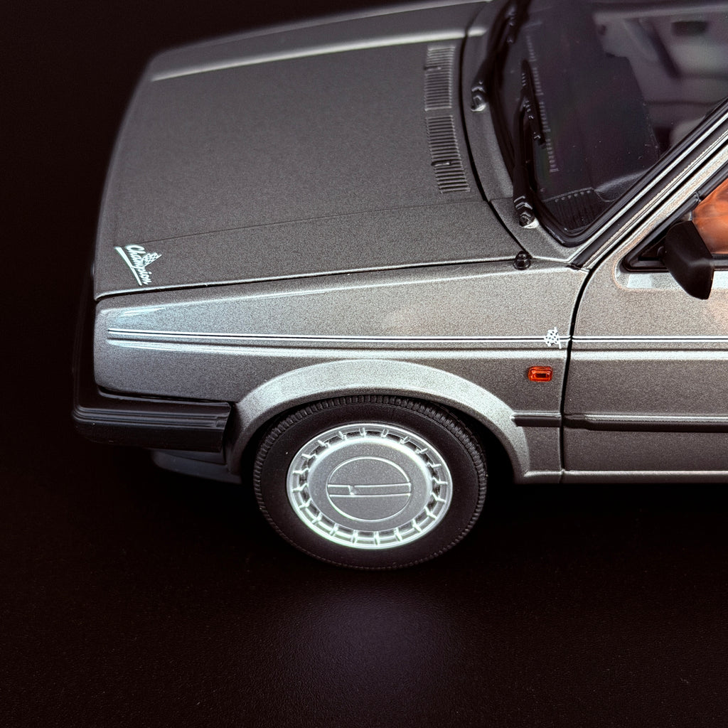Die-Cast Modell, Oldtimer VW Golf 2 Champion (1989), Maßstab 1:18, Norev