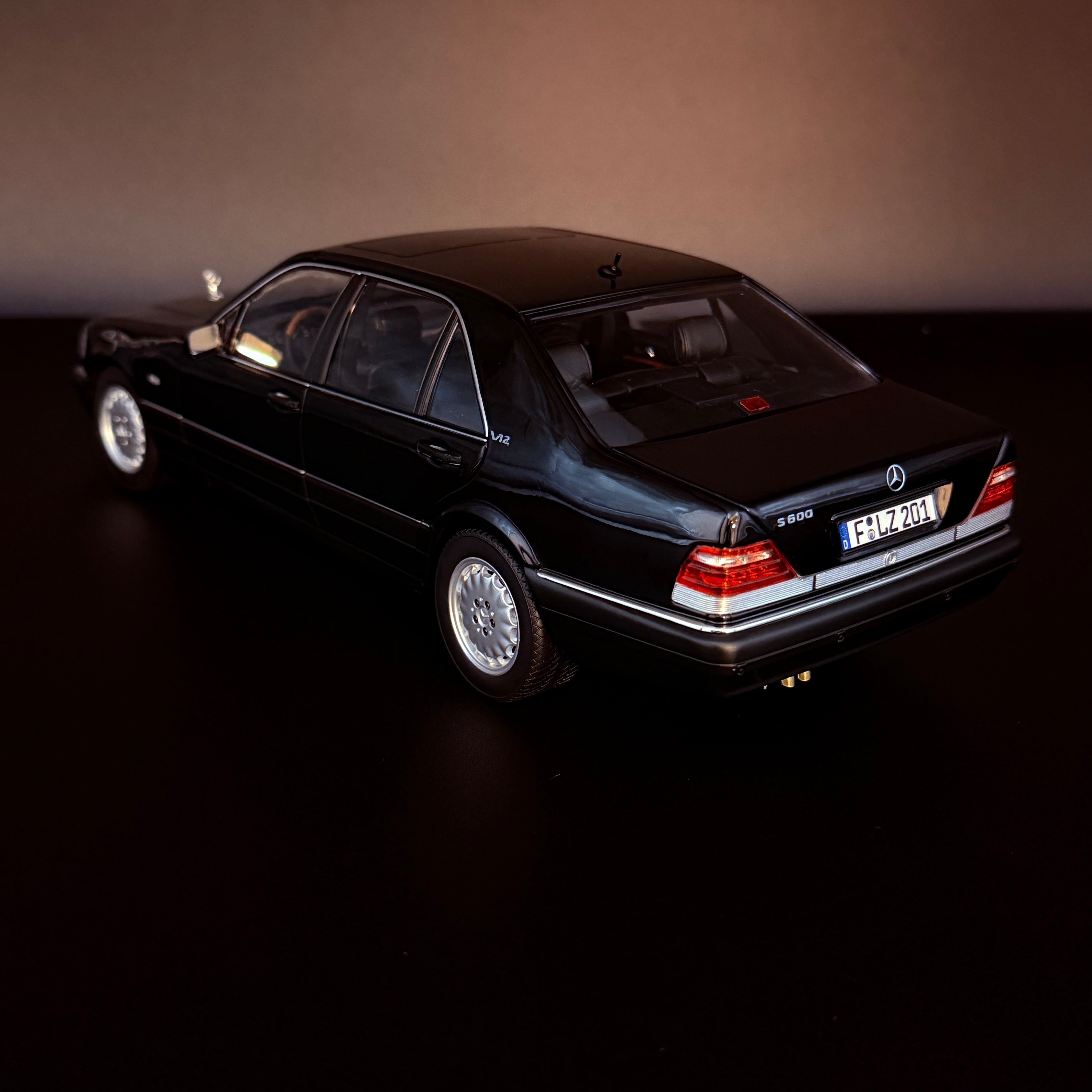 Norev Mercedes-Benz S 600 W140 1997 Obsidianschwarz Metallic Schwarz 1/18