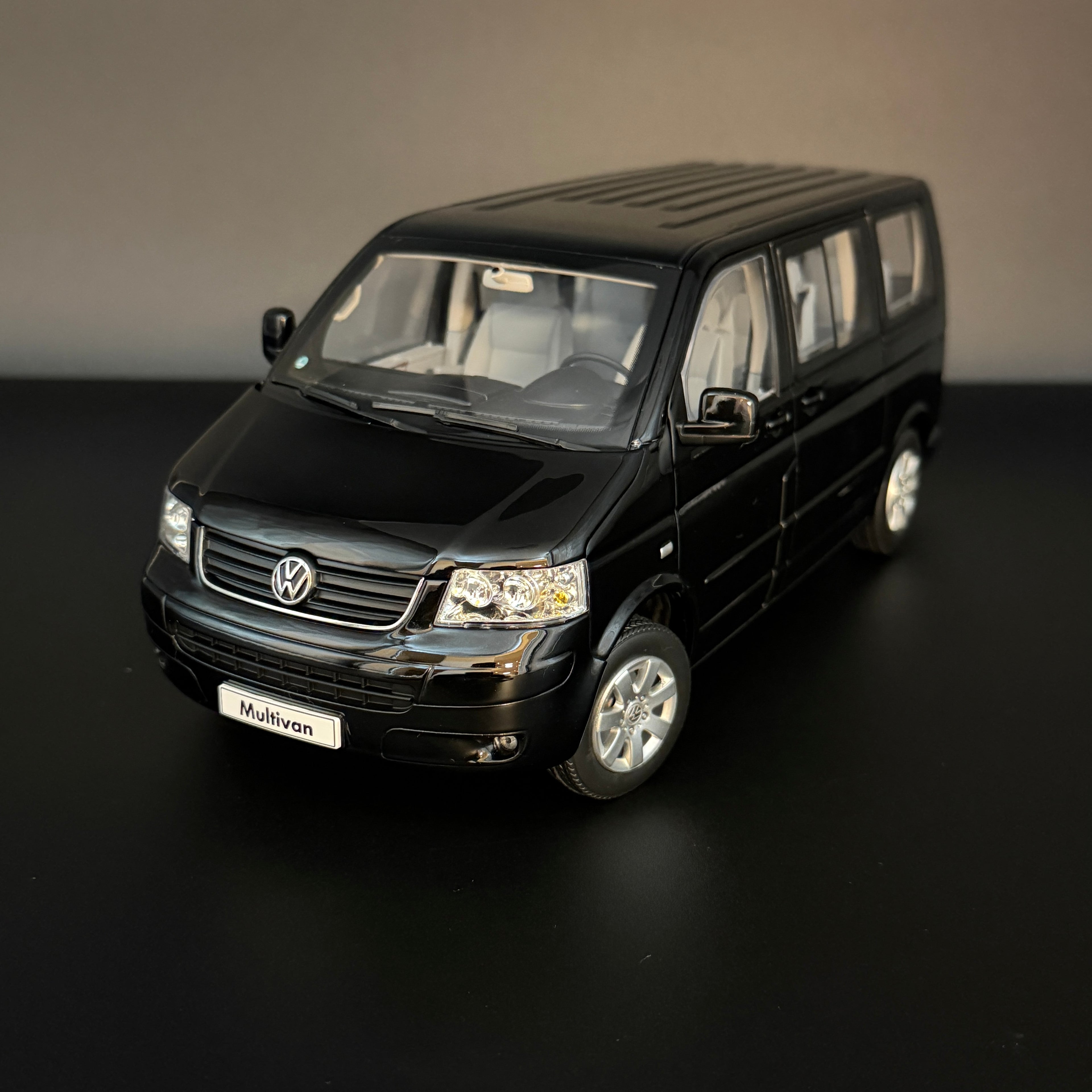 Norev Volkswagen T5 Multivan Minibus 2003 1/18 schwarz