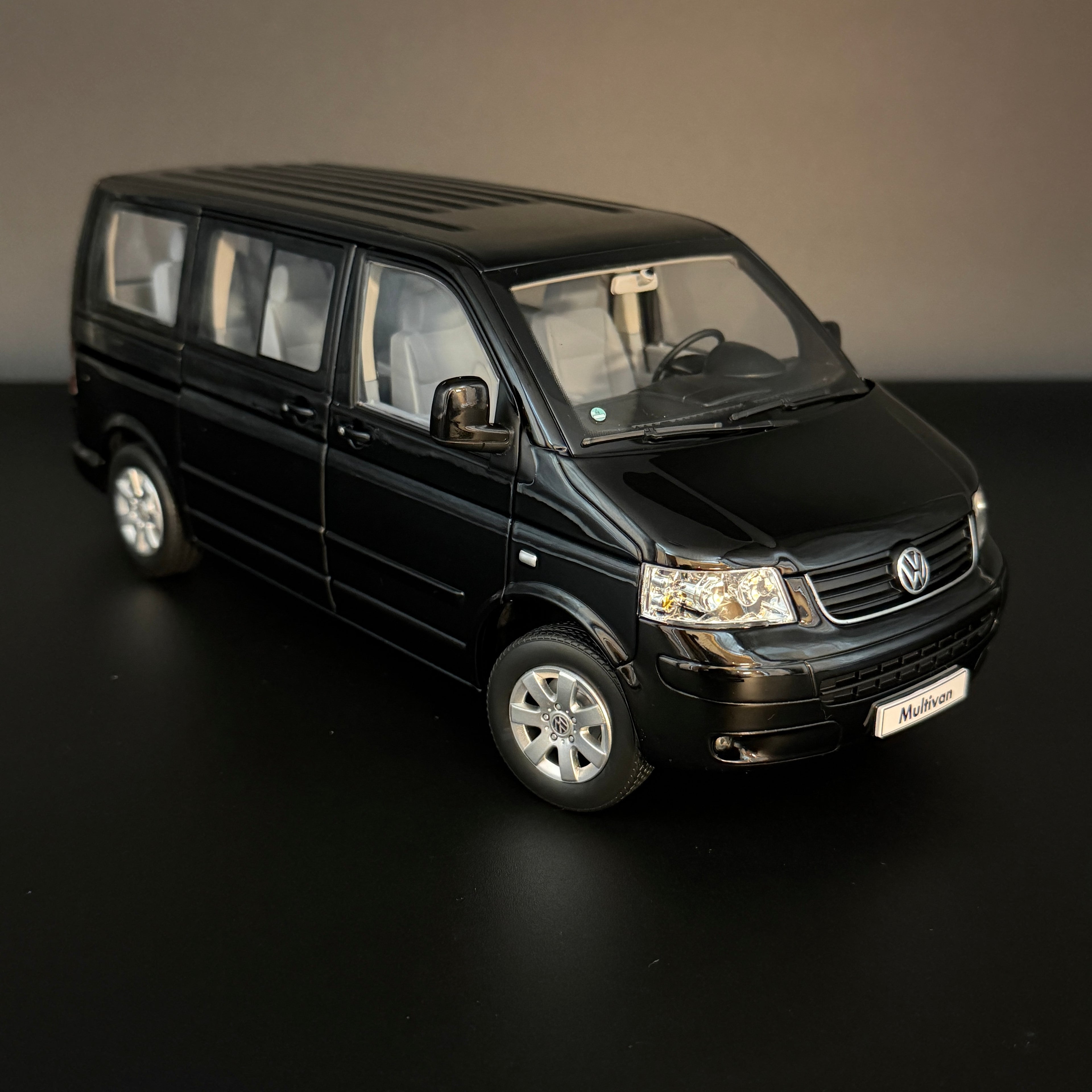 Norev Volkswagen T5 Multivan Minibus 2003 1/18 schwarz