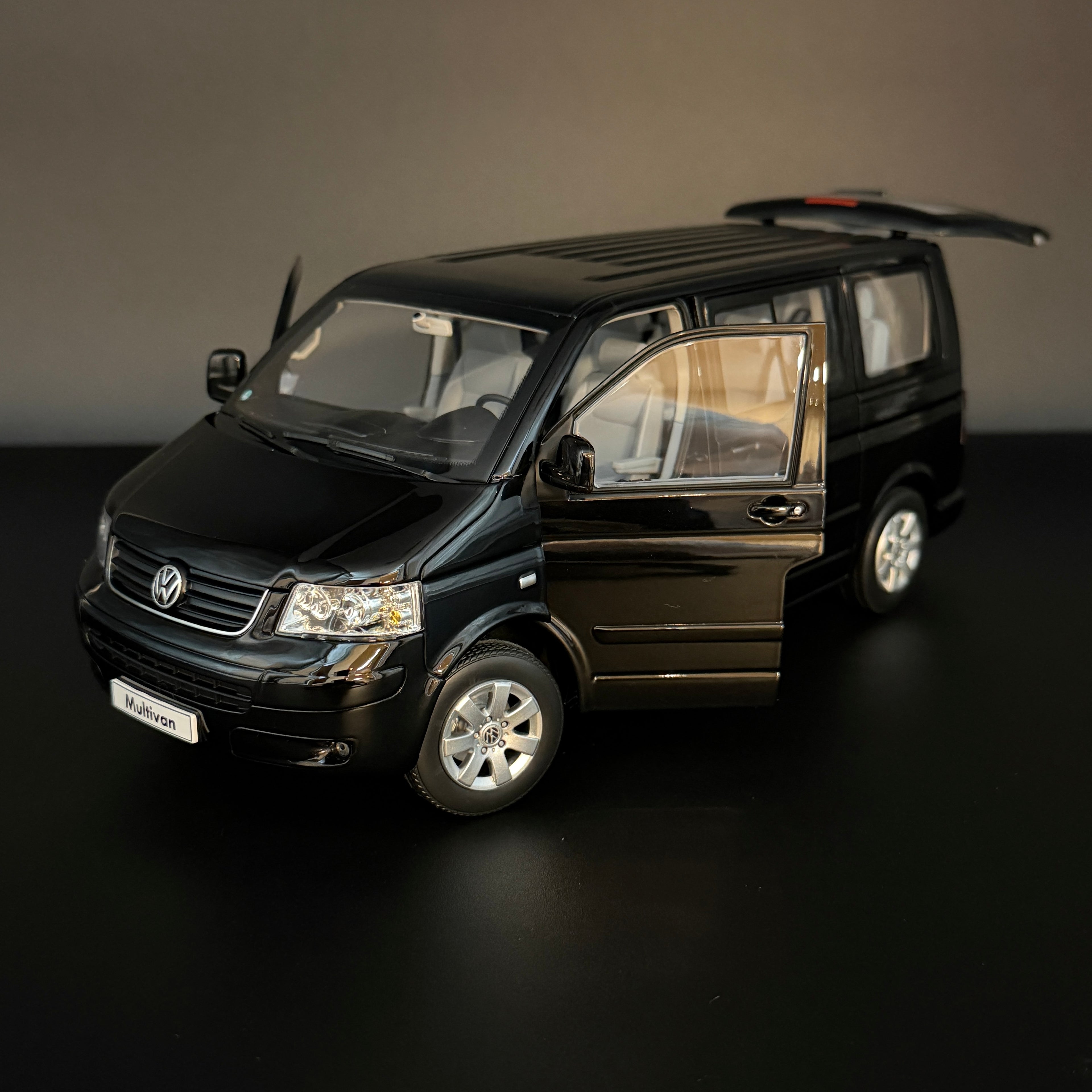 Norev Volkswagen T5 Multivan Minibus 2003 1/18 schwarz