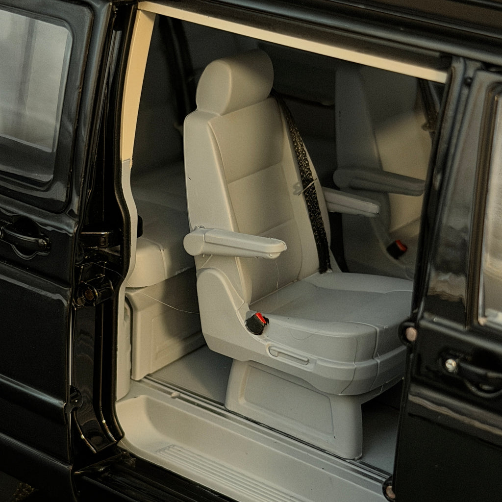 Norev Volkswagen T5 Multivan Minibus 2003 1/18 schwarz