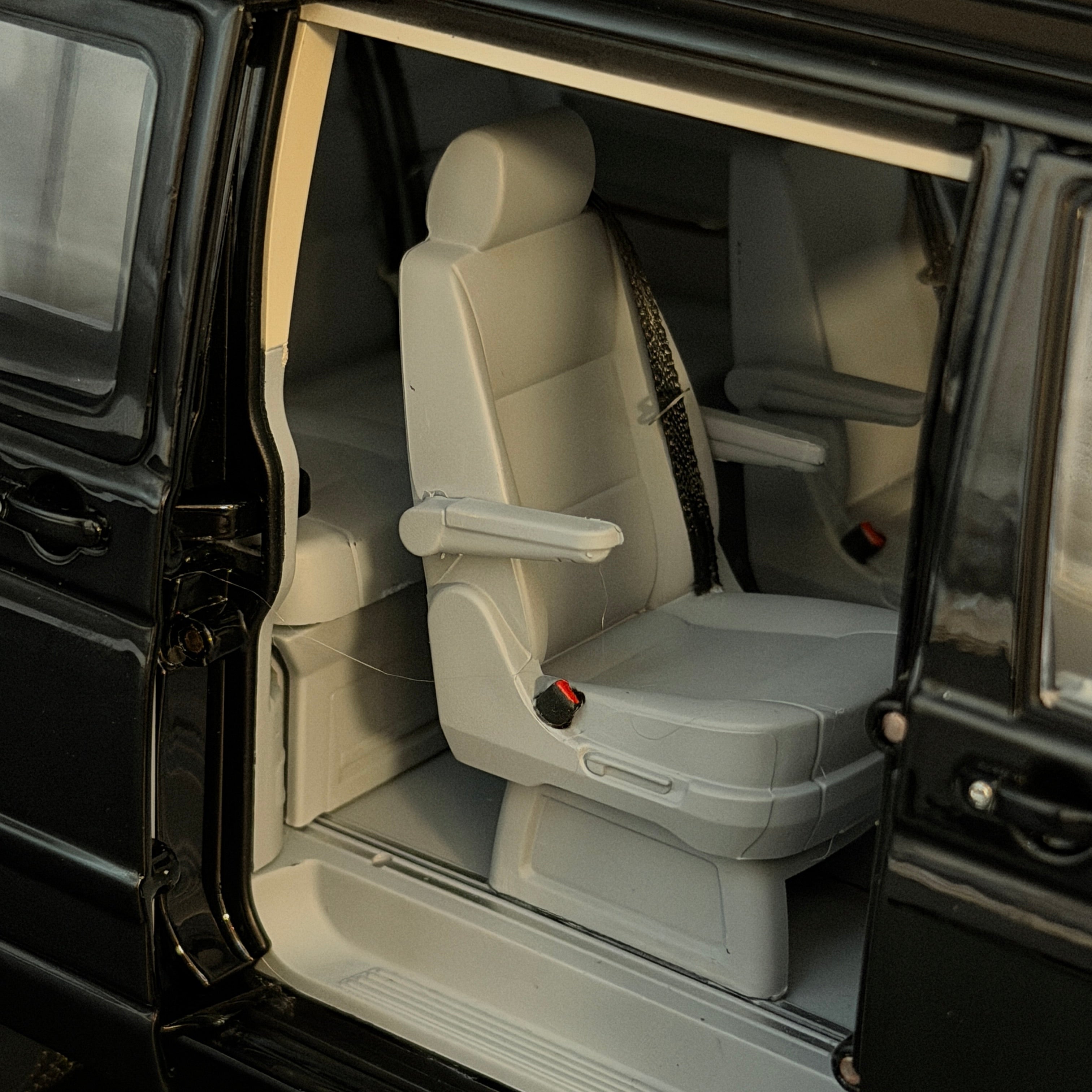 Norev Volkswagen T5 Multivan Minibus 2003 1/18 schwarz