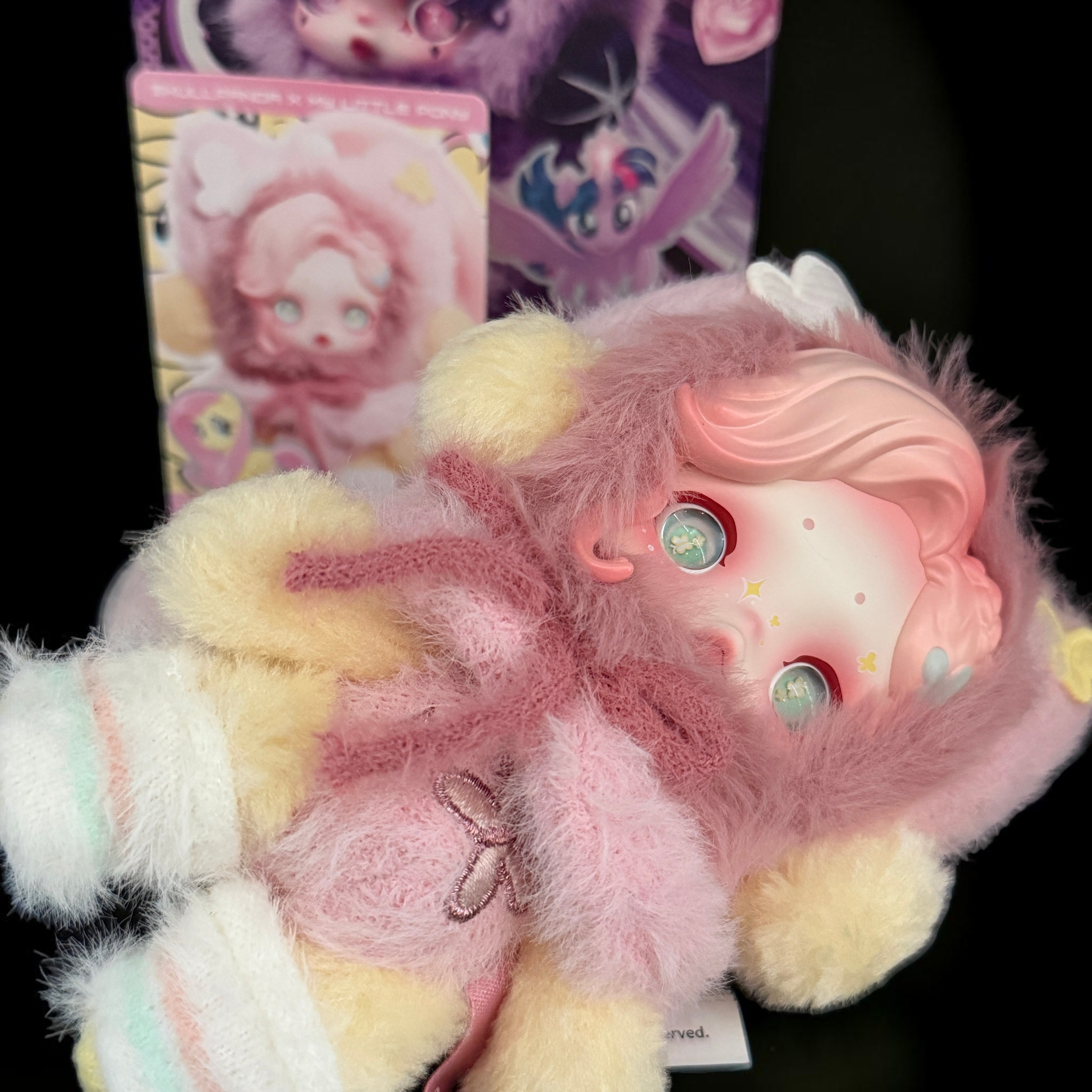 SKULLPANDA × My Little Pony Series Fluttershy plüssbaba-medál – POP MART