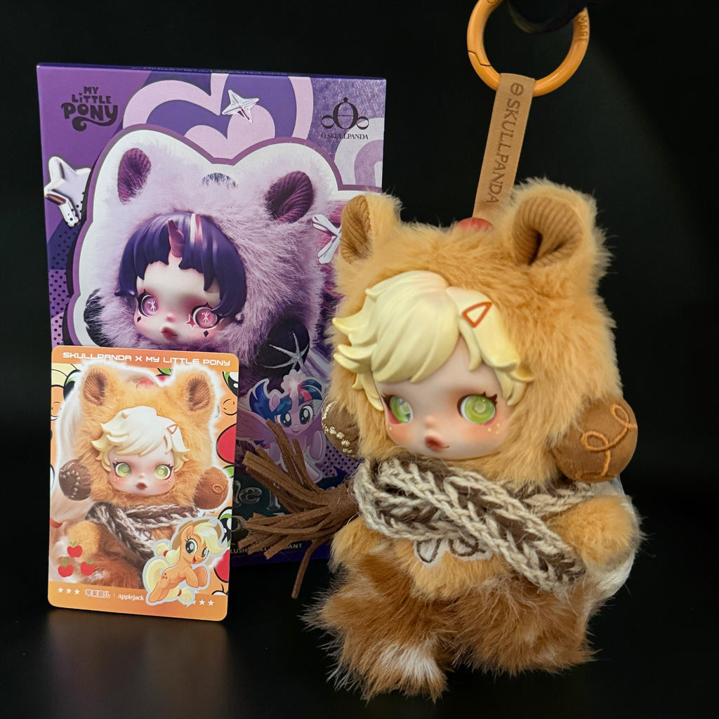 SKULLPANDA × My Little Pony Series Applejack, păpușă-pandantiv din pluș, de la POP MART
