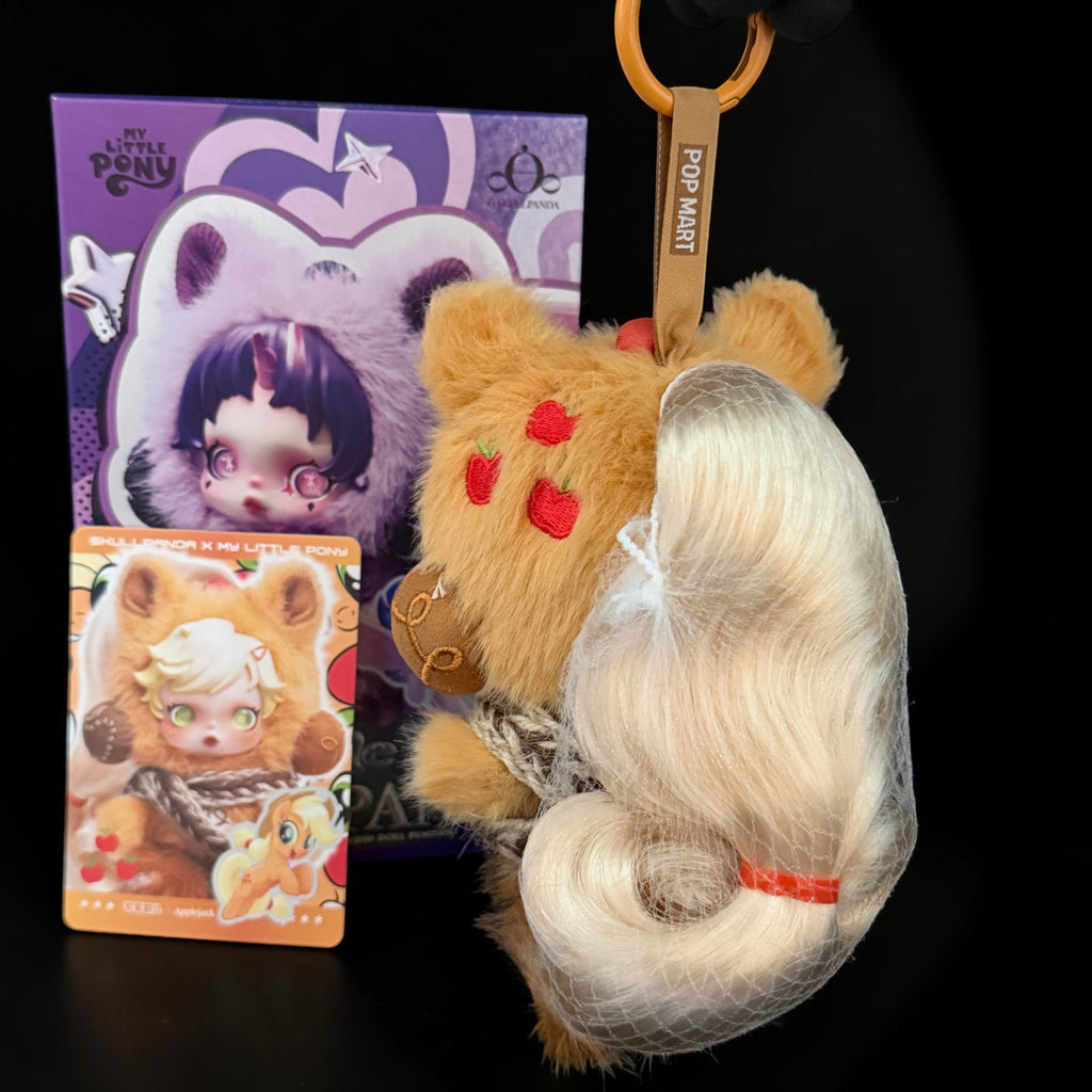 SKULLPANDA × My Little Pony Series Applejack, păpușă-pandantiv din pluș, de la POP MART