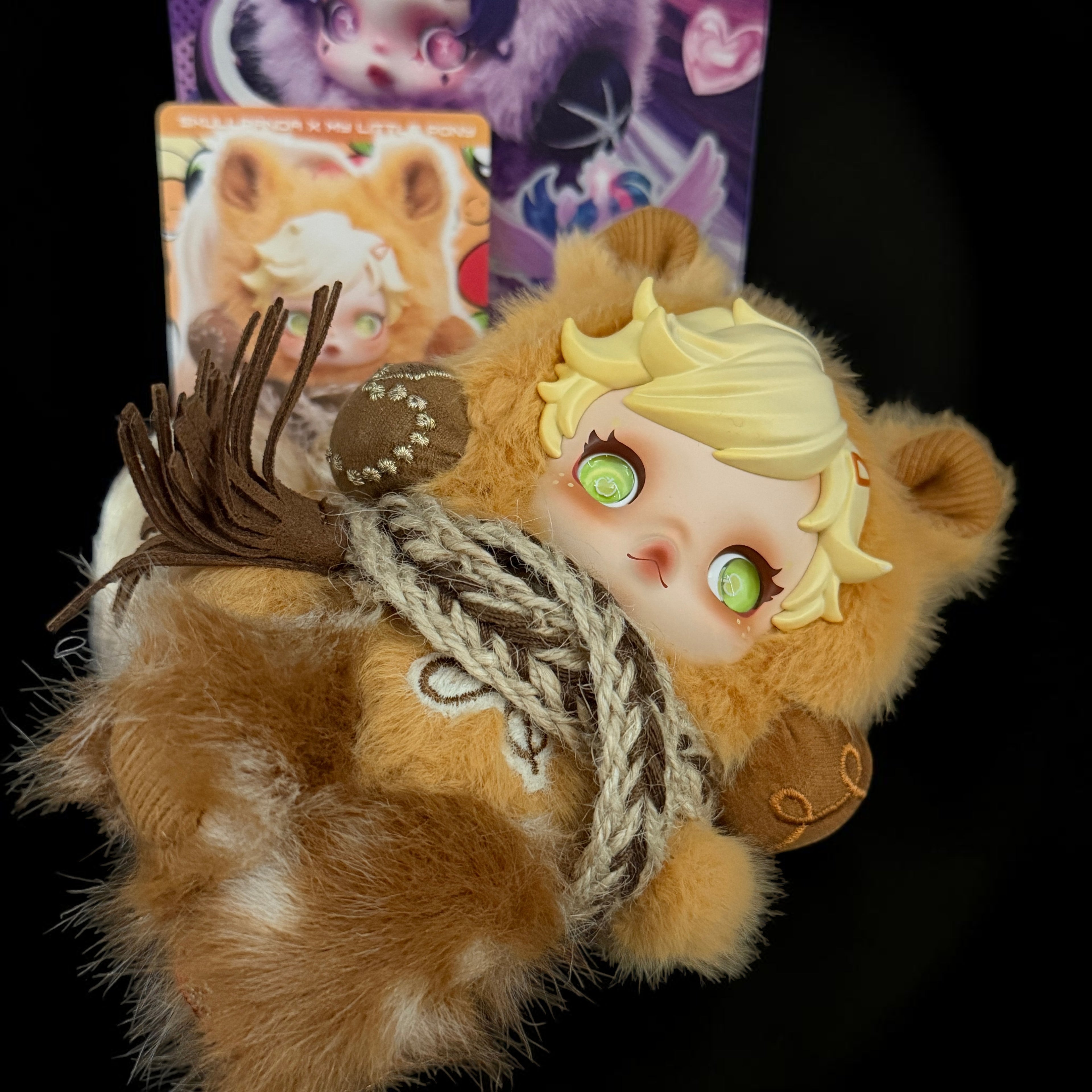 SKULLPANDA × My Little Pony Series Applejack, păpușă-pandantiv din pluș, de la POP MART