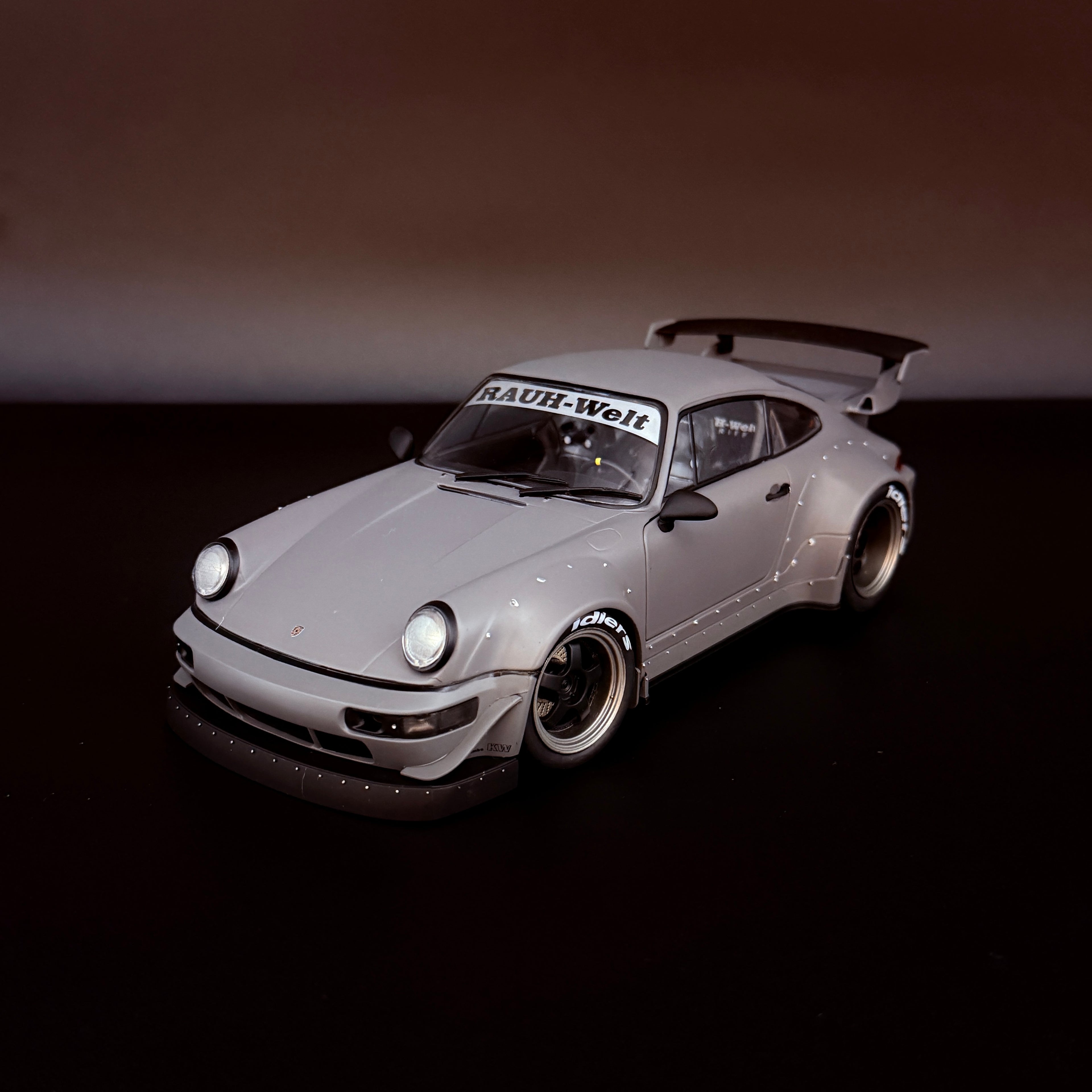 Porsche RWB Bodykit 2024 – Nardograu mit Akira Nakai Figur Maßstab 1:18 von Solido x American Diorama