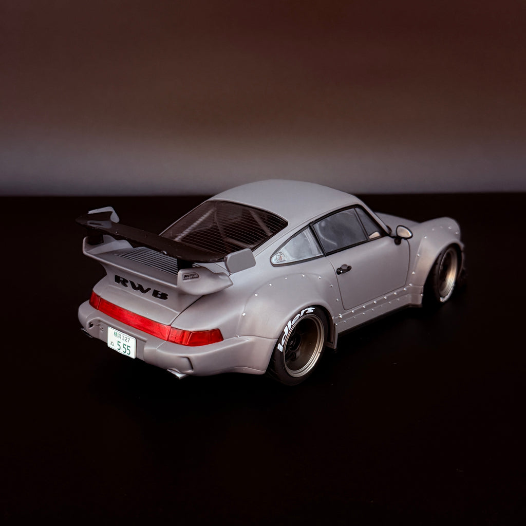 Porsche RWB Bodykit 2024 – Nardograu mit Akira Nakai Figur Maßstab 1:18 von Solido x American Diorama