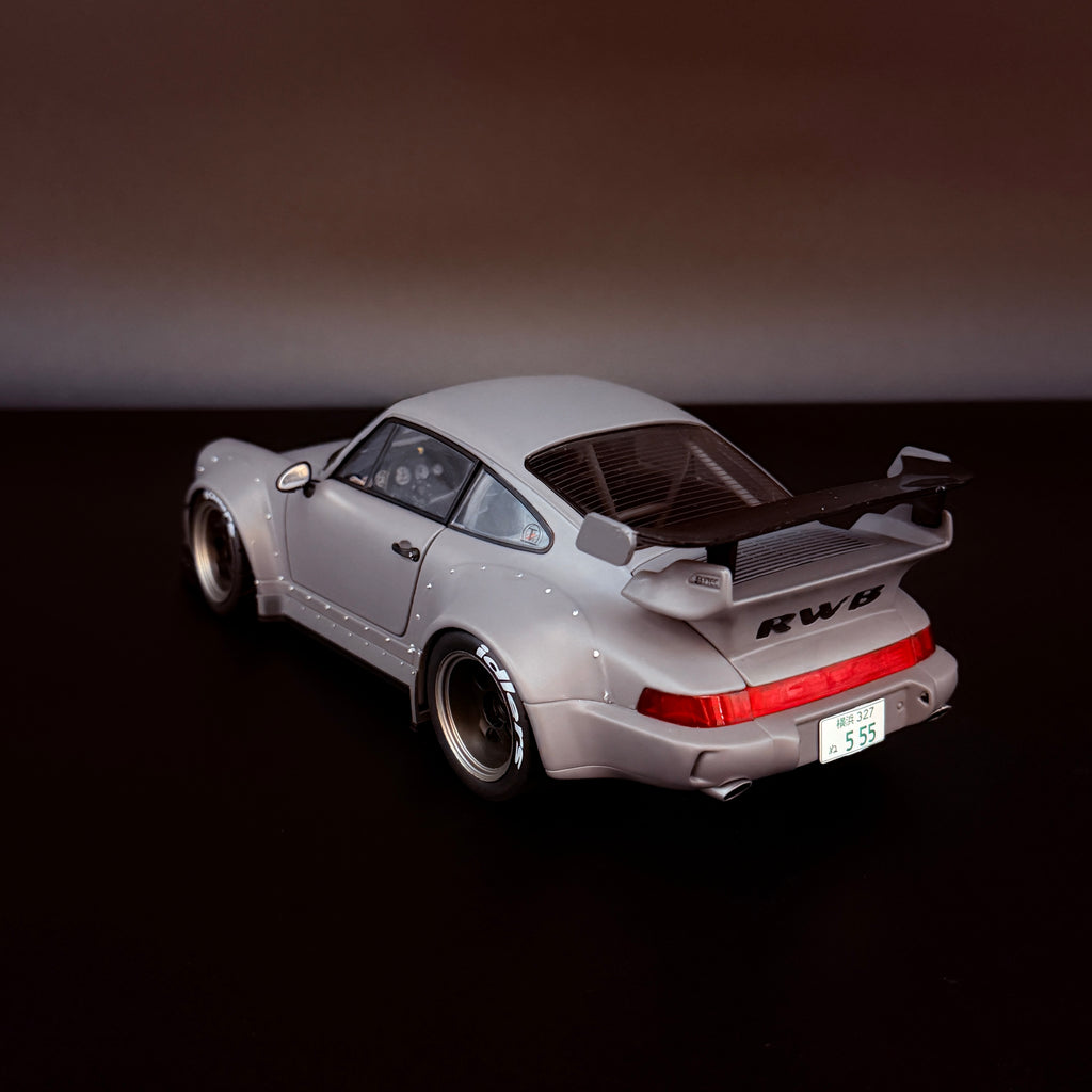 Porsche RWB Bodykit 2024 – Nardograu mit Akira Nakai Figur Maßstab 1:18 von Solido x American Diorama