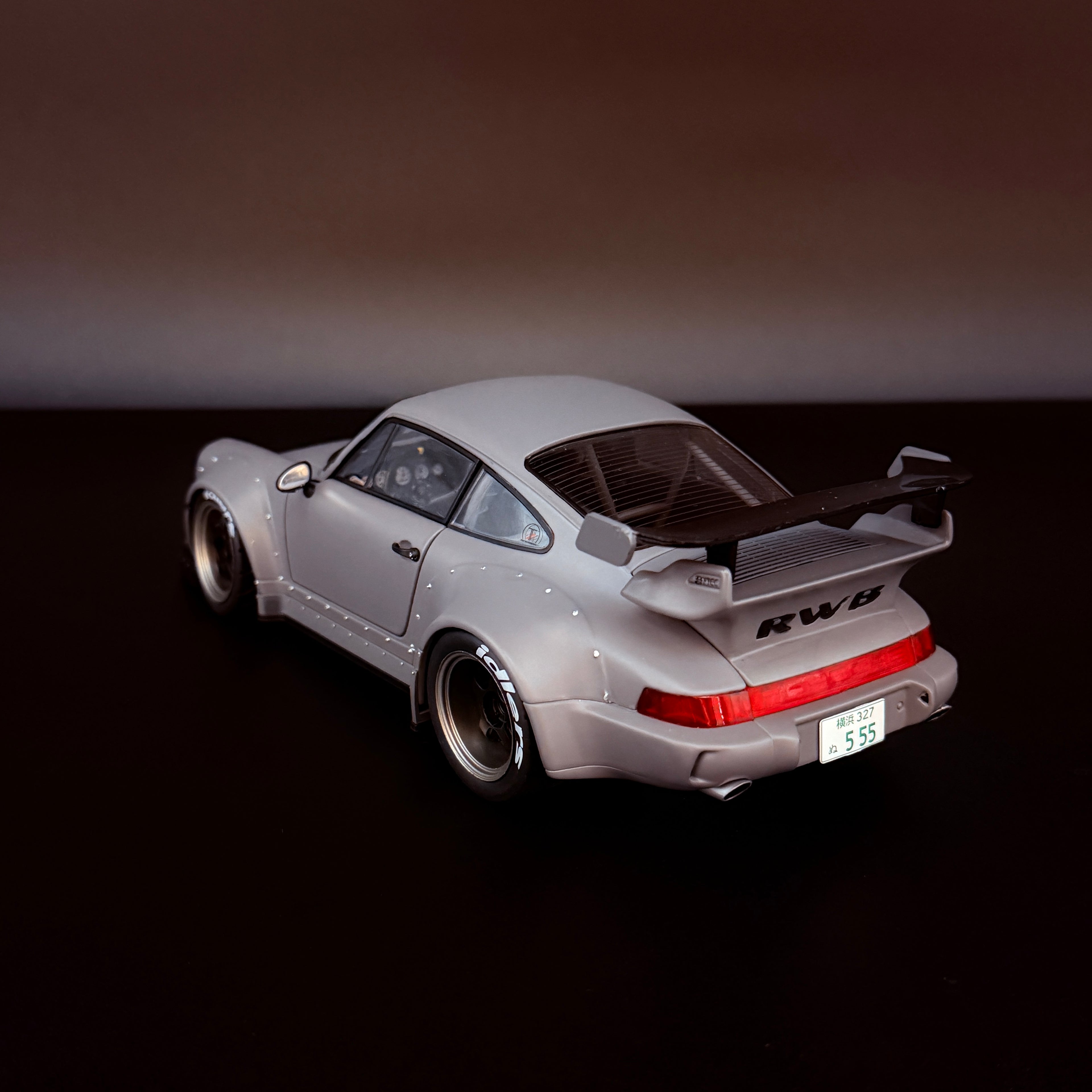 Porsche RWB Bodykit 2024 – Nardograu mit Akira Nakai Figur Maßstab 1:18 von Solido x American Diorama