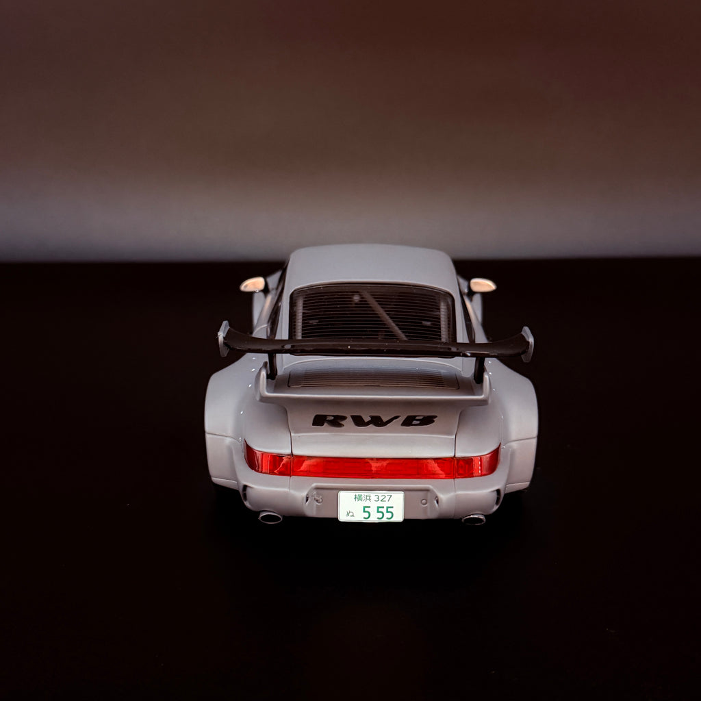 Porsche RWB Bodykit 2024 – Nardograu mit Akira Nakai Figur Maßstab 1:18 von Solido x American Diorama