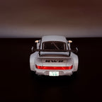 Porsche RWB Bodykit 2024 – Nardograu mit Akira Nakai Figur Maßstab 1:18 von Solido x American Diorama