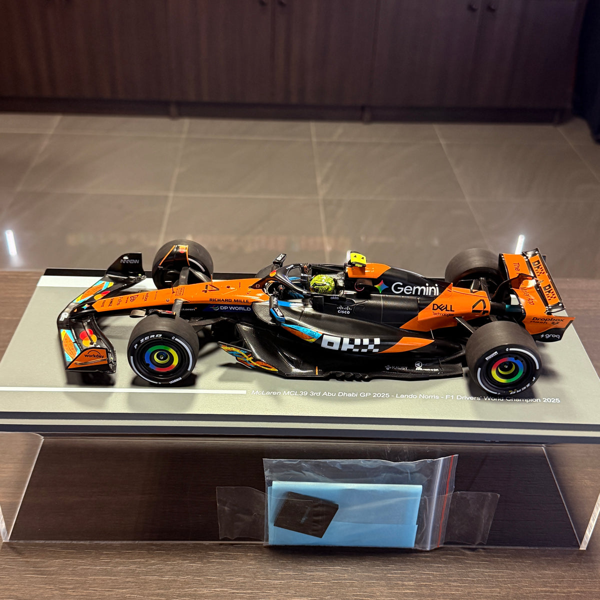 McLaren MCL39 br. 4 Lando Norris Abu Dhabi GP 3. 2025 1:18 tvrtke Spark