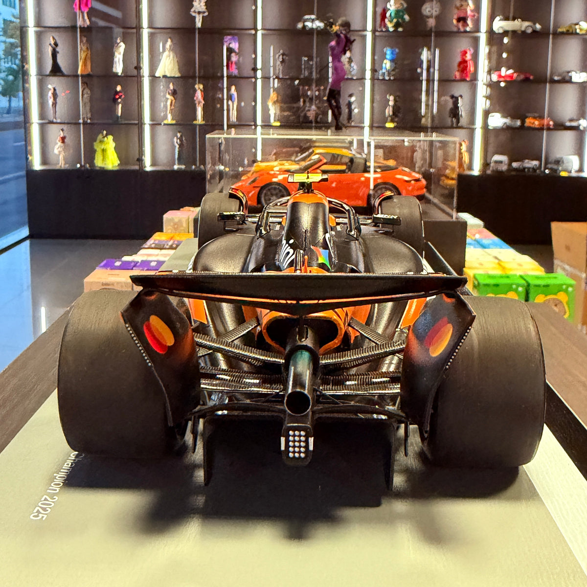 McLaren MCL39 br. 4 Lando Norris Abu Dhabi GP 3. 2025 1:18 tvrtke Spark