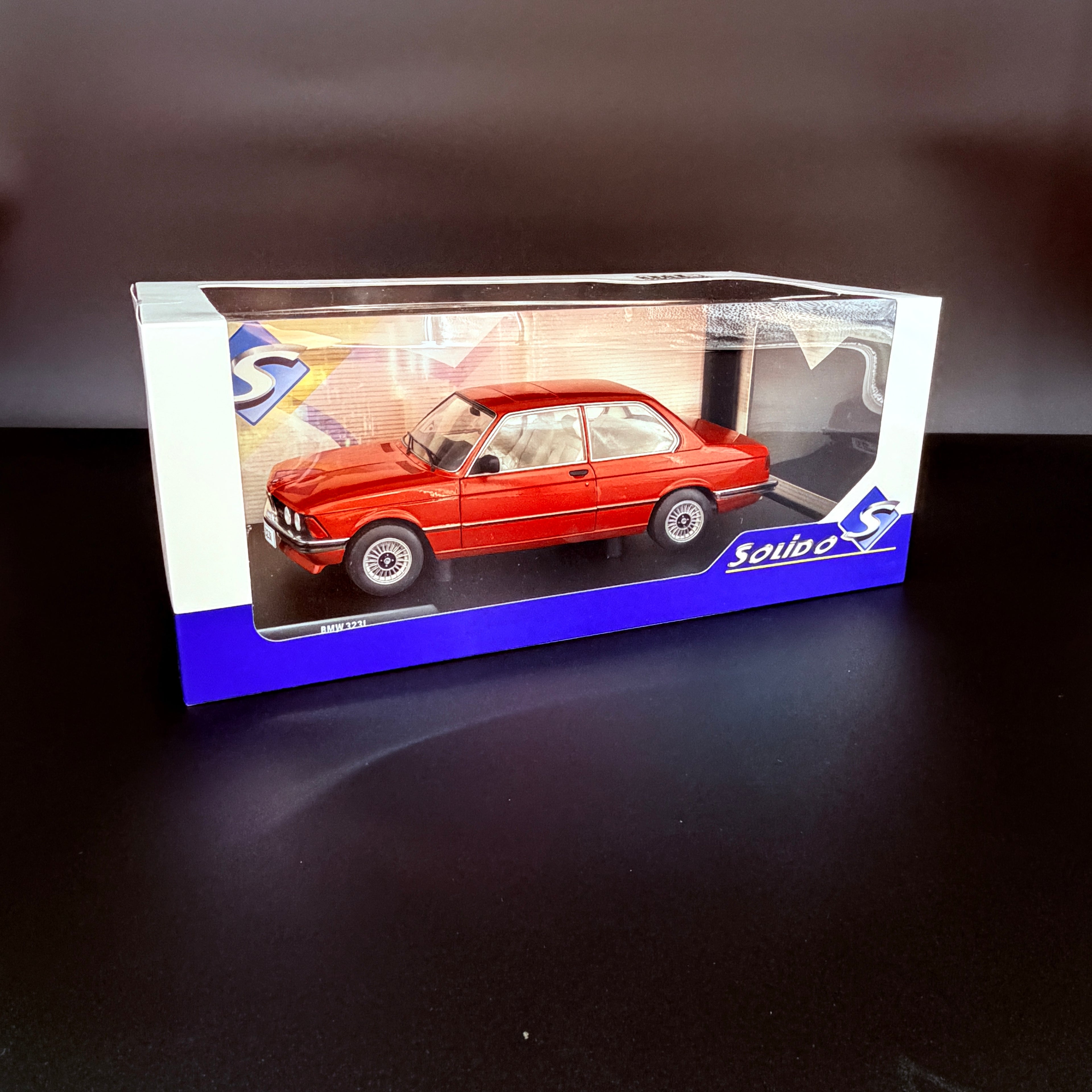 BMW 323i Kastanienrot Metallic 1980, měřítko 1:18 od Solido