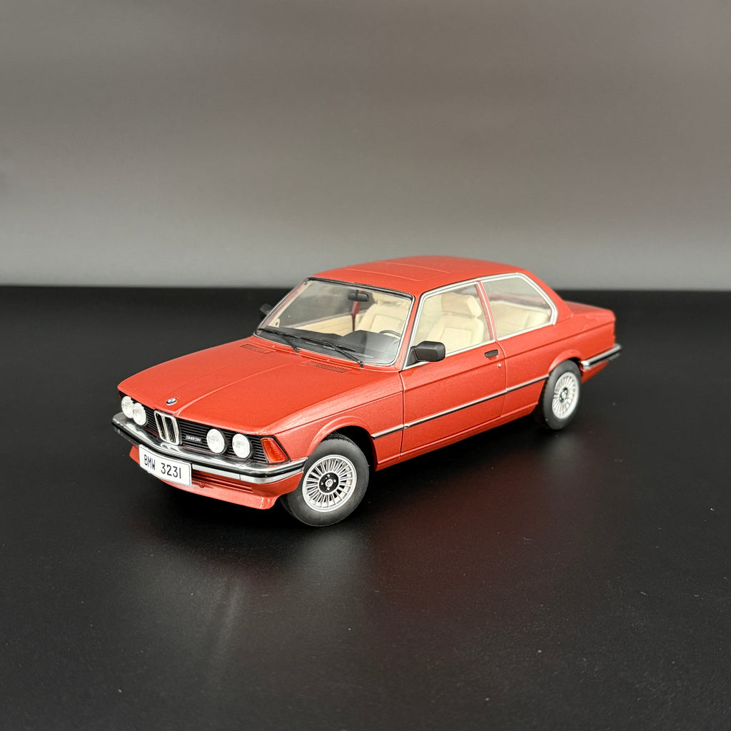 BMW 323i Kastanienrot Metallic 1980, měřítko 1:18 od Solido